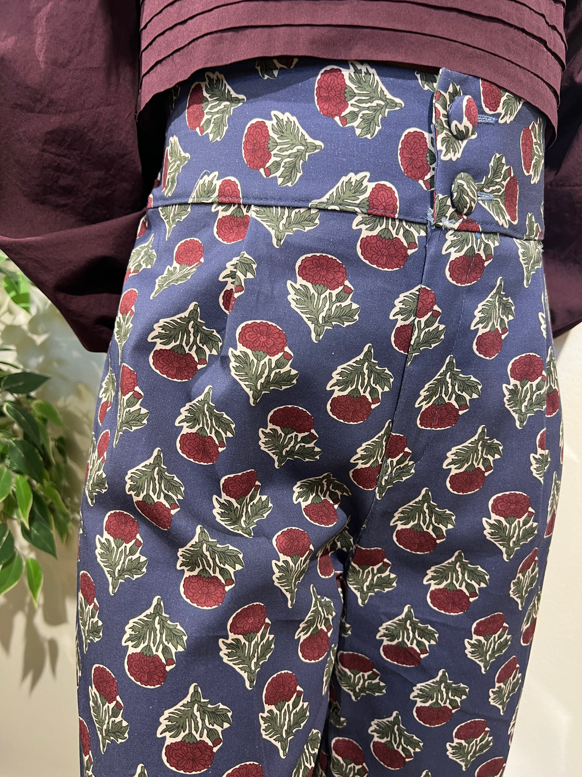 Pantalón bombacho estampado azul con berenjena