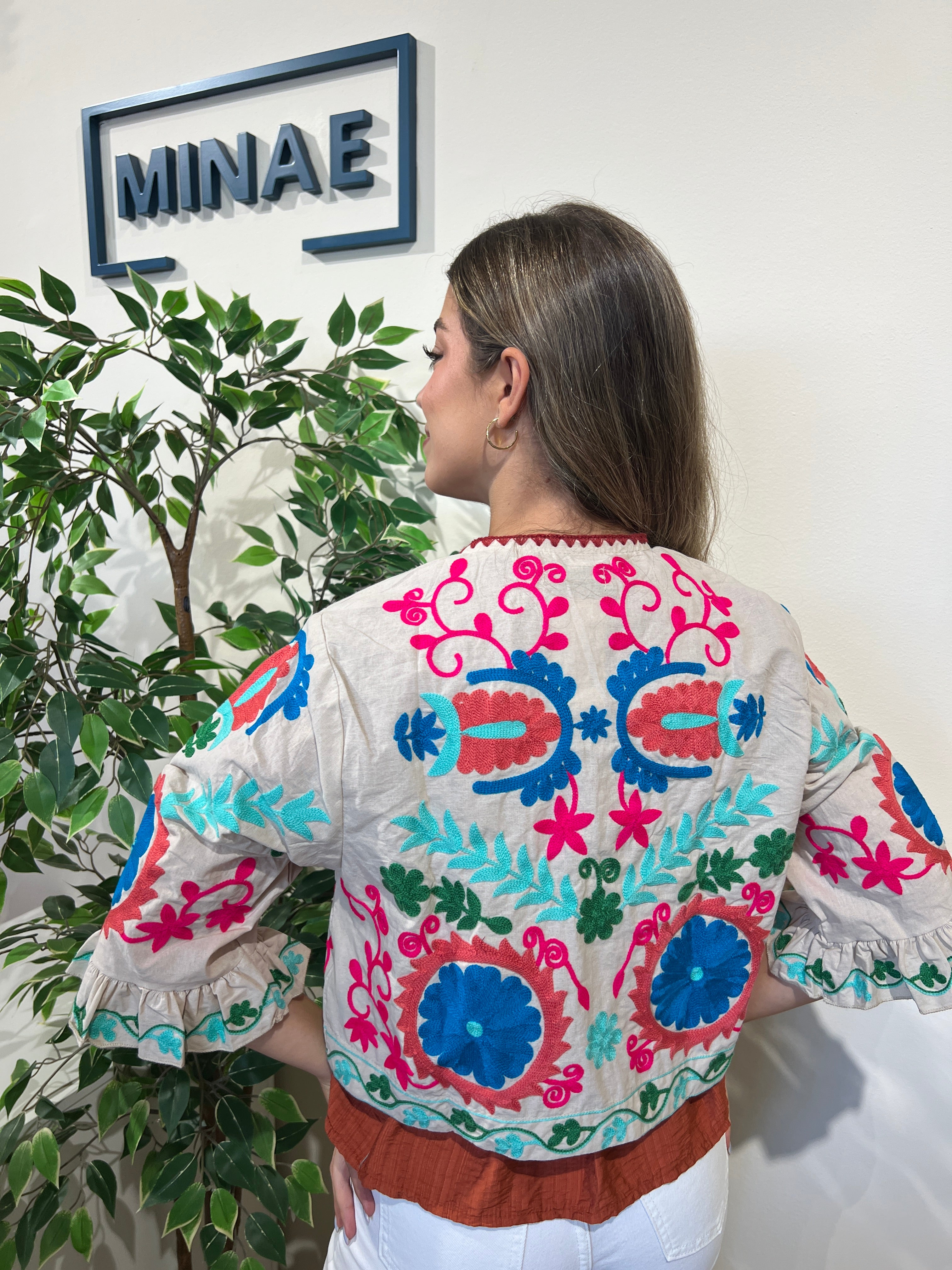 Chaqueta bordada camel modelo 1