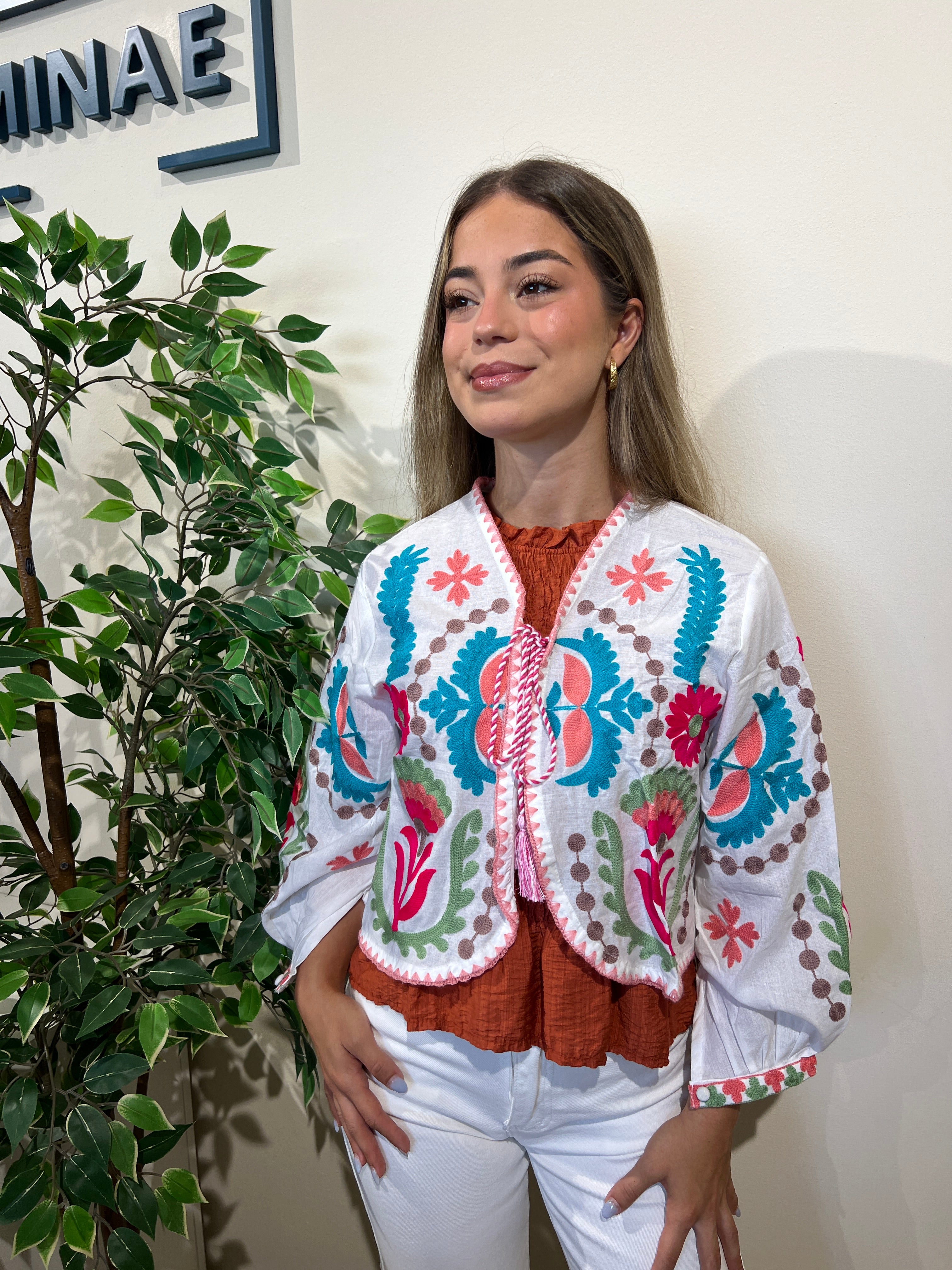 Chaqueta bordada blanca modelo 2
