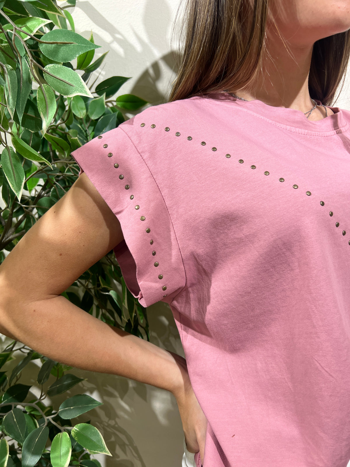 Camiseta tachuelas doradas rosa