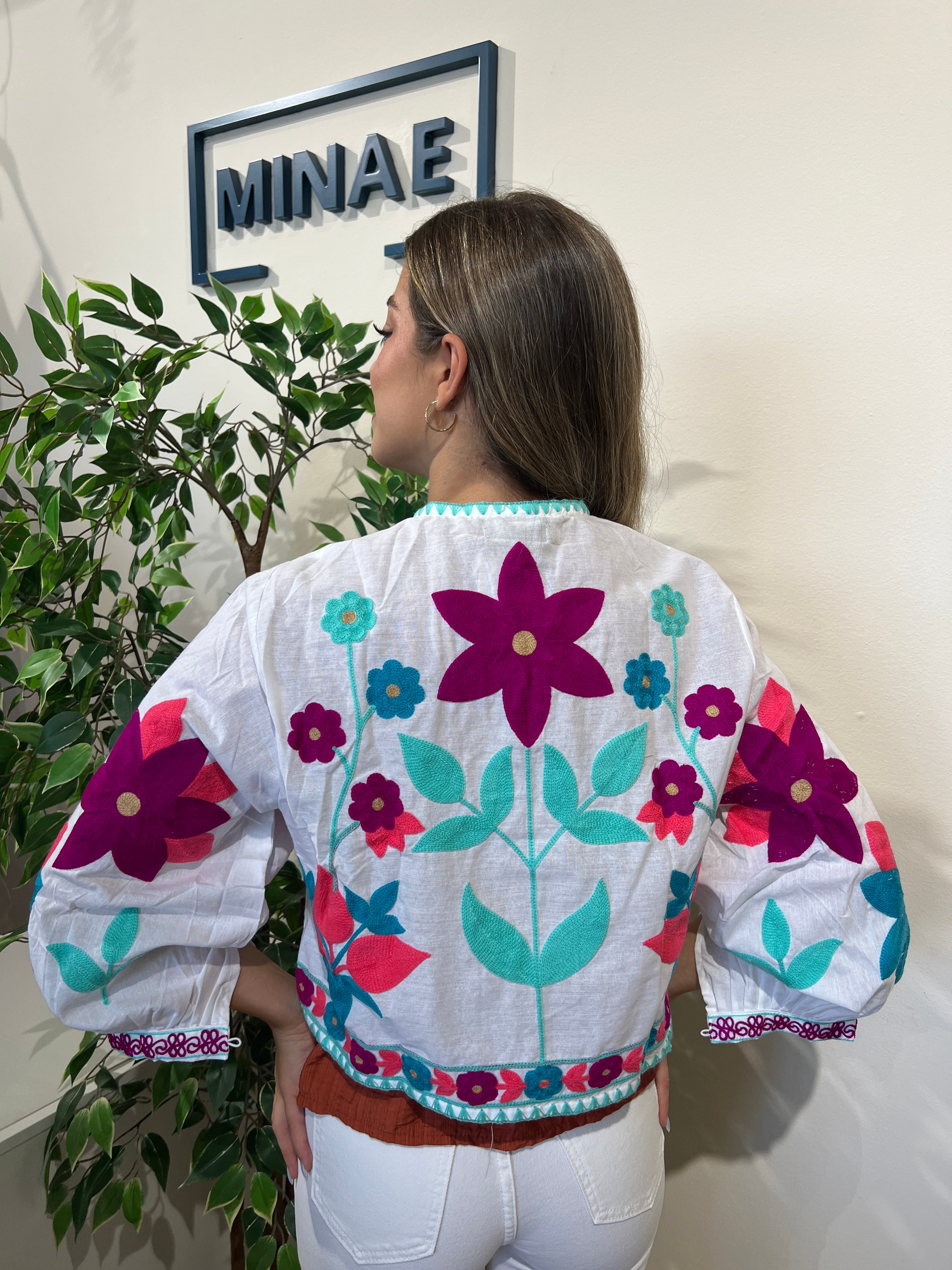 Chaqueta bordada blanca modelo 3