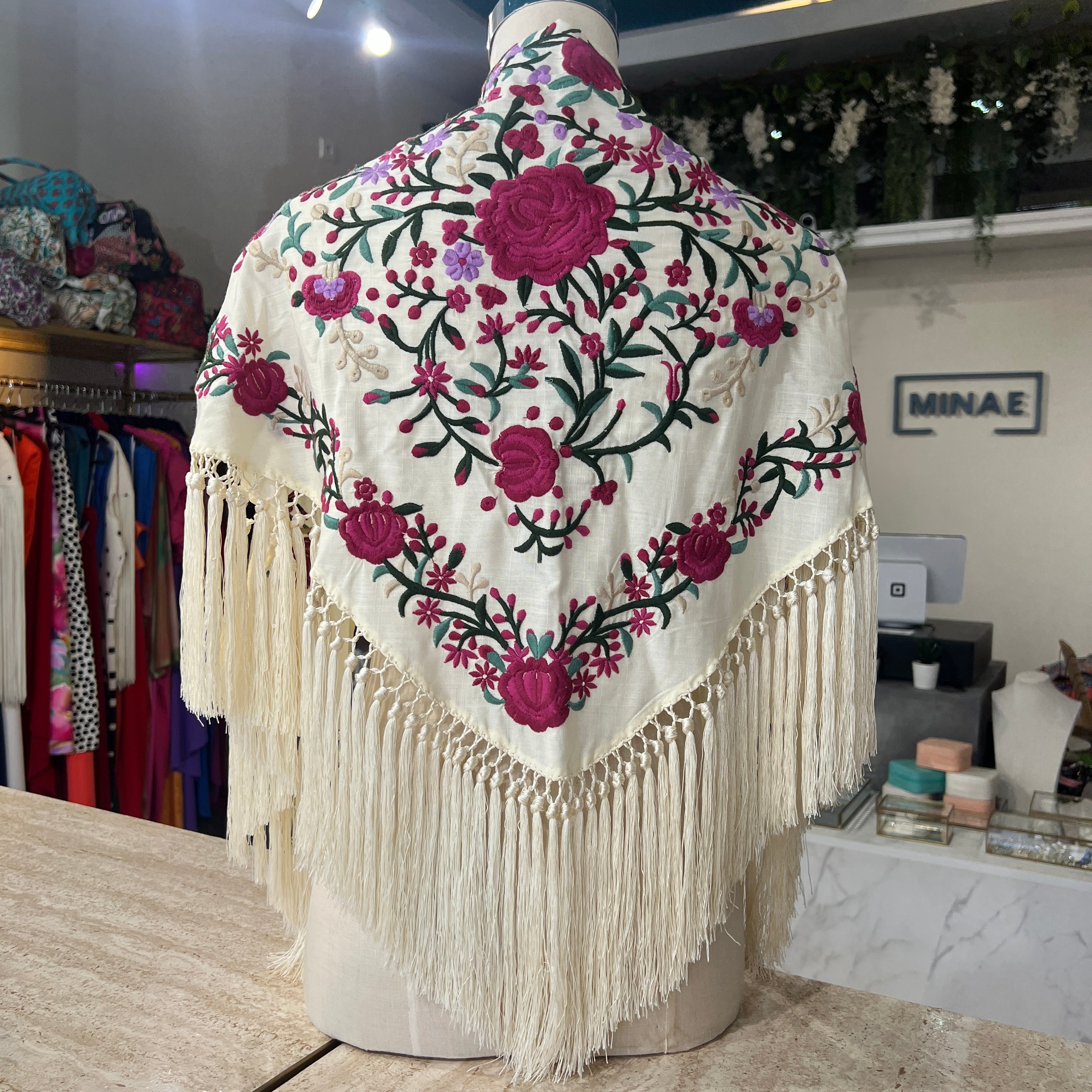 Mantón Candela beige con buganvilla
