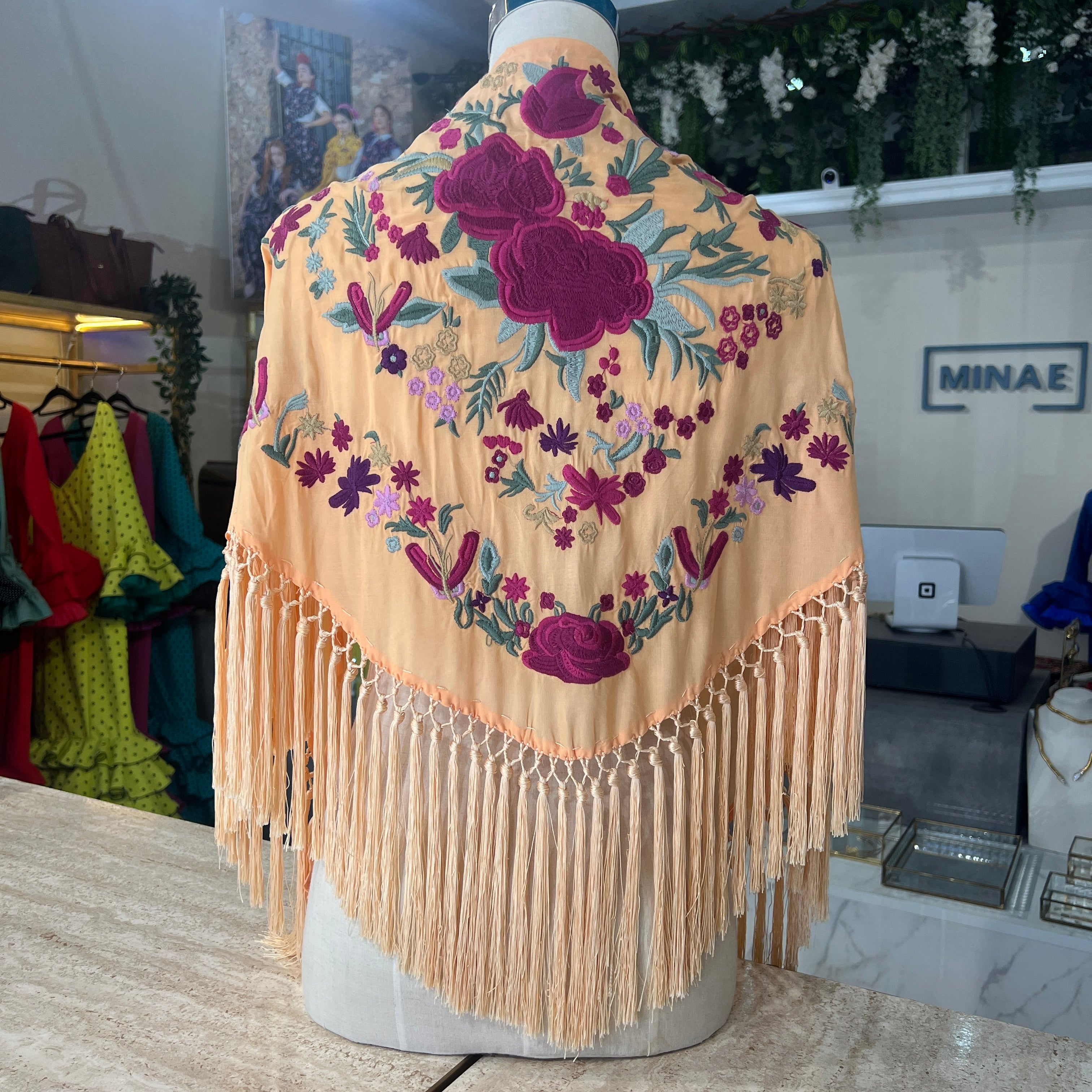 Mantón Cantiña melocotón con buganvilla