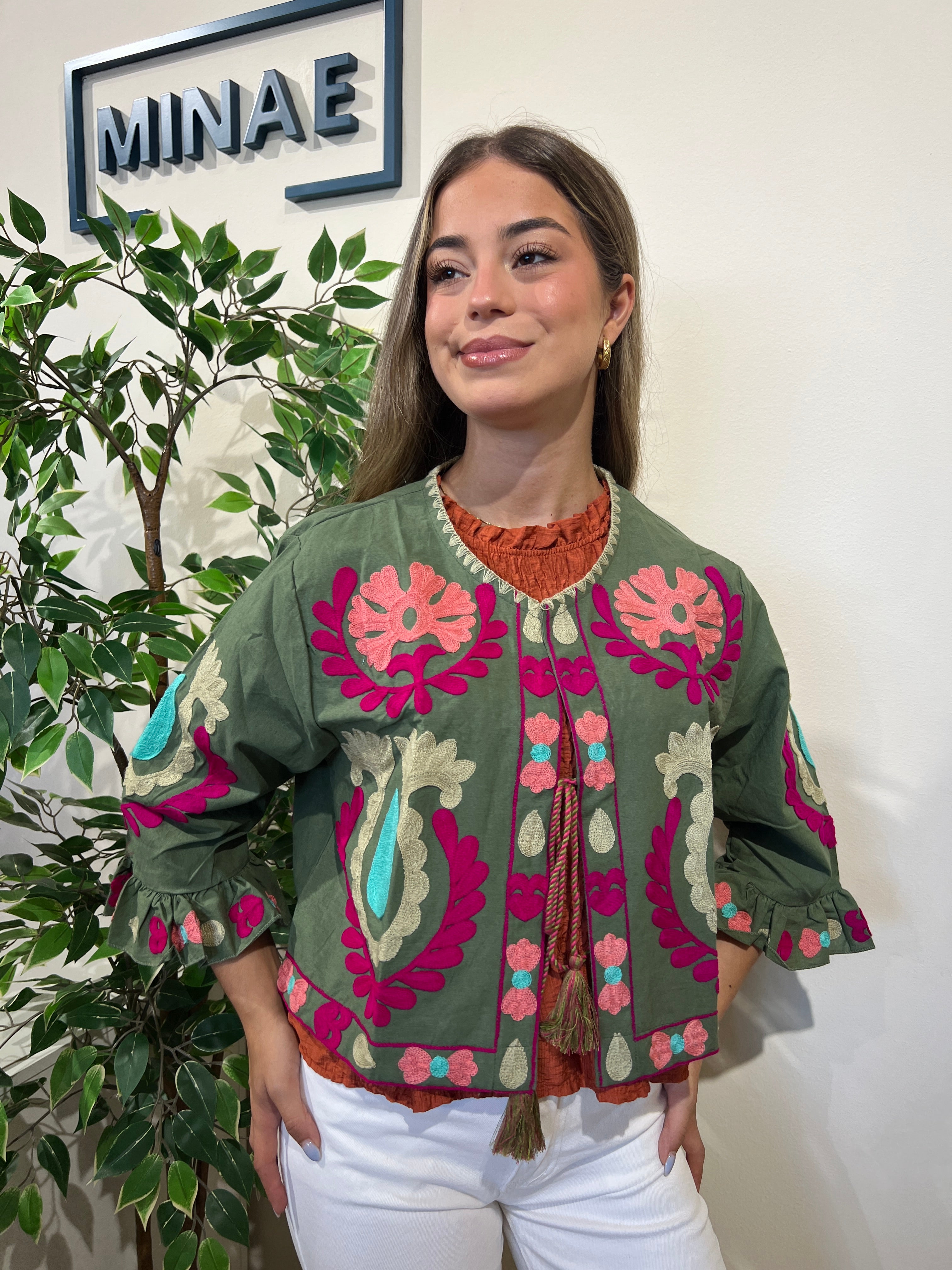 Chaqueta bordada caqui modelo 1