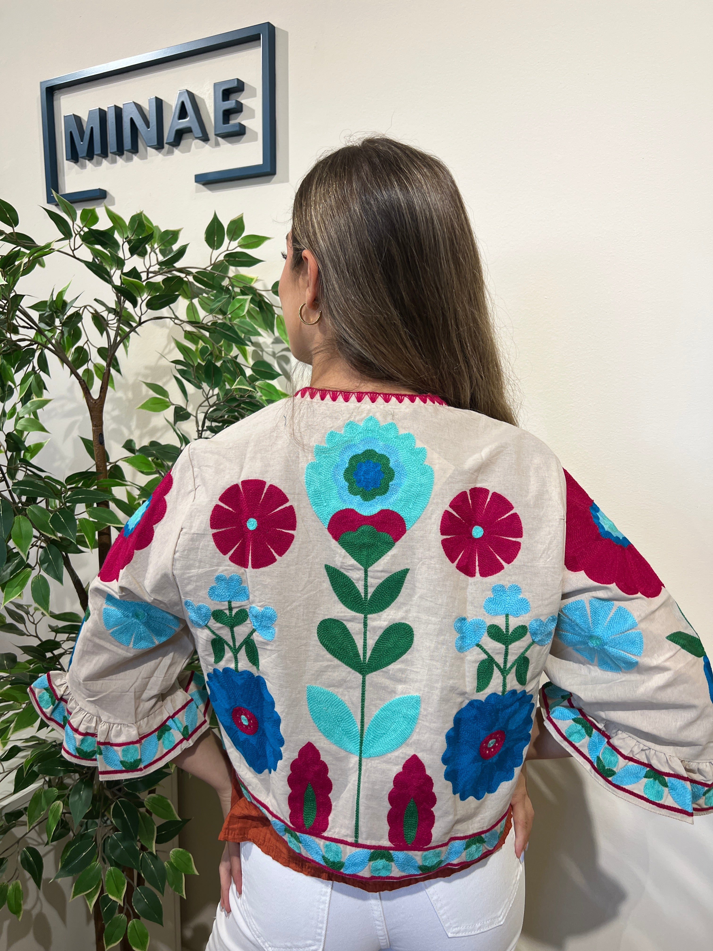 Chaqueta bordada camel modelo 2