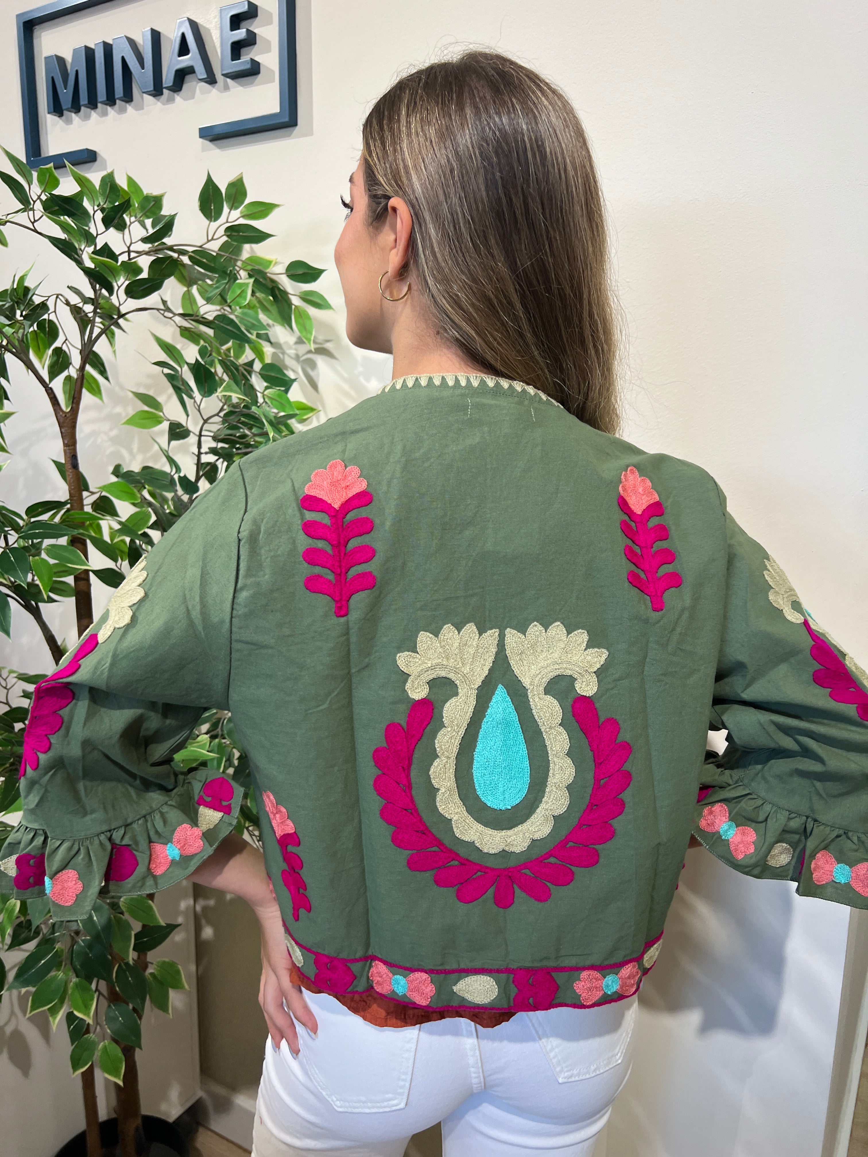 Chaqueta bordada caqui modelo 1