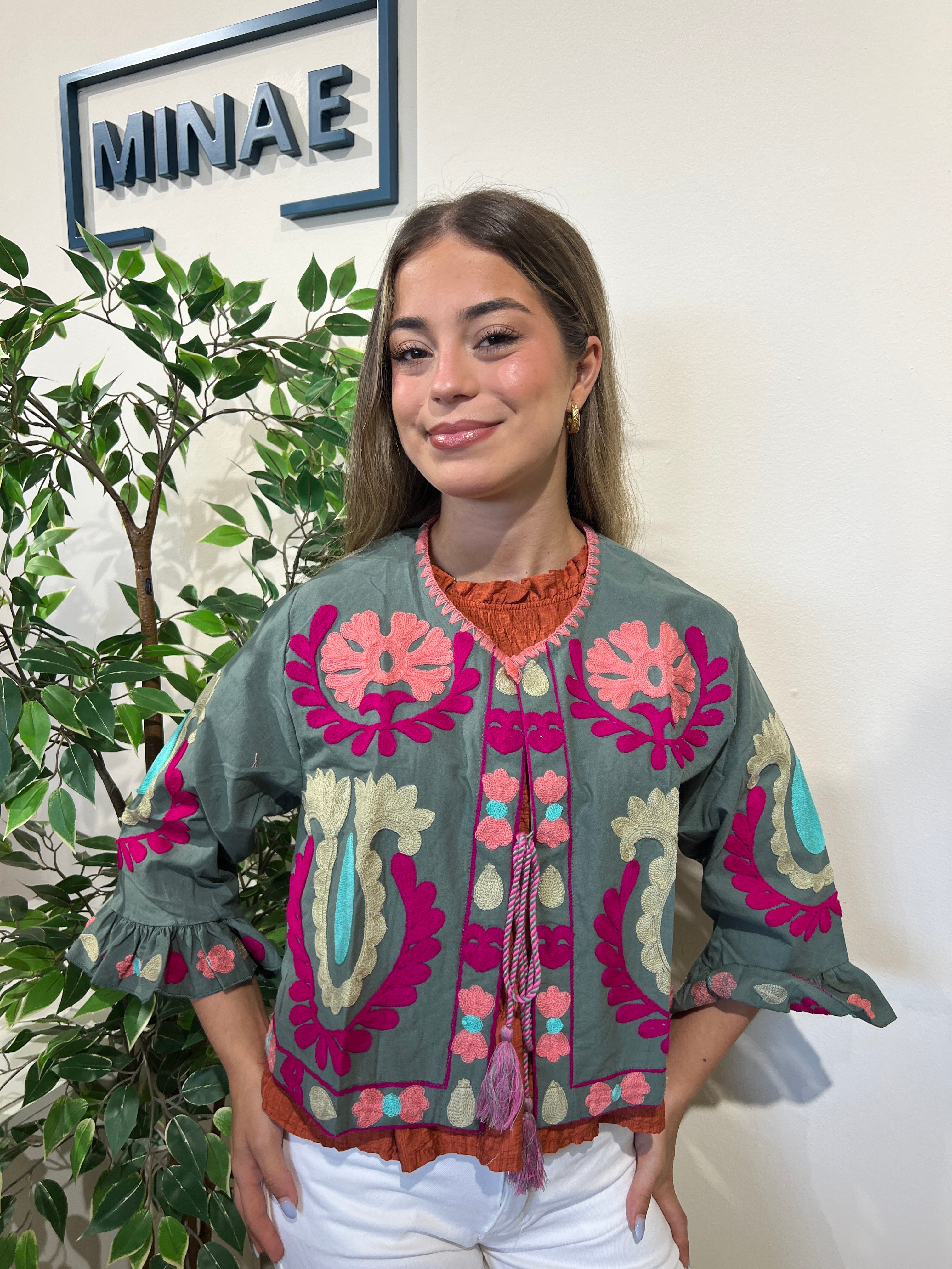 Chaqueta bordada verde jabonoso