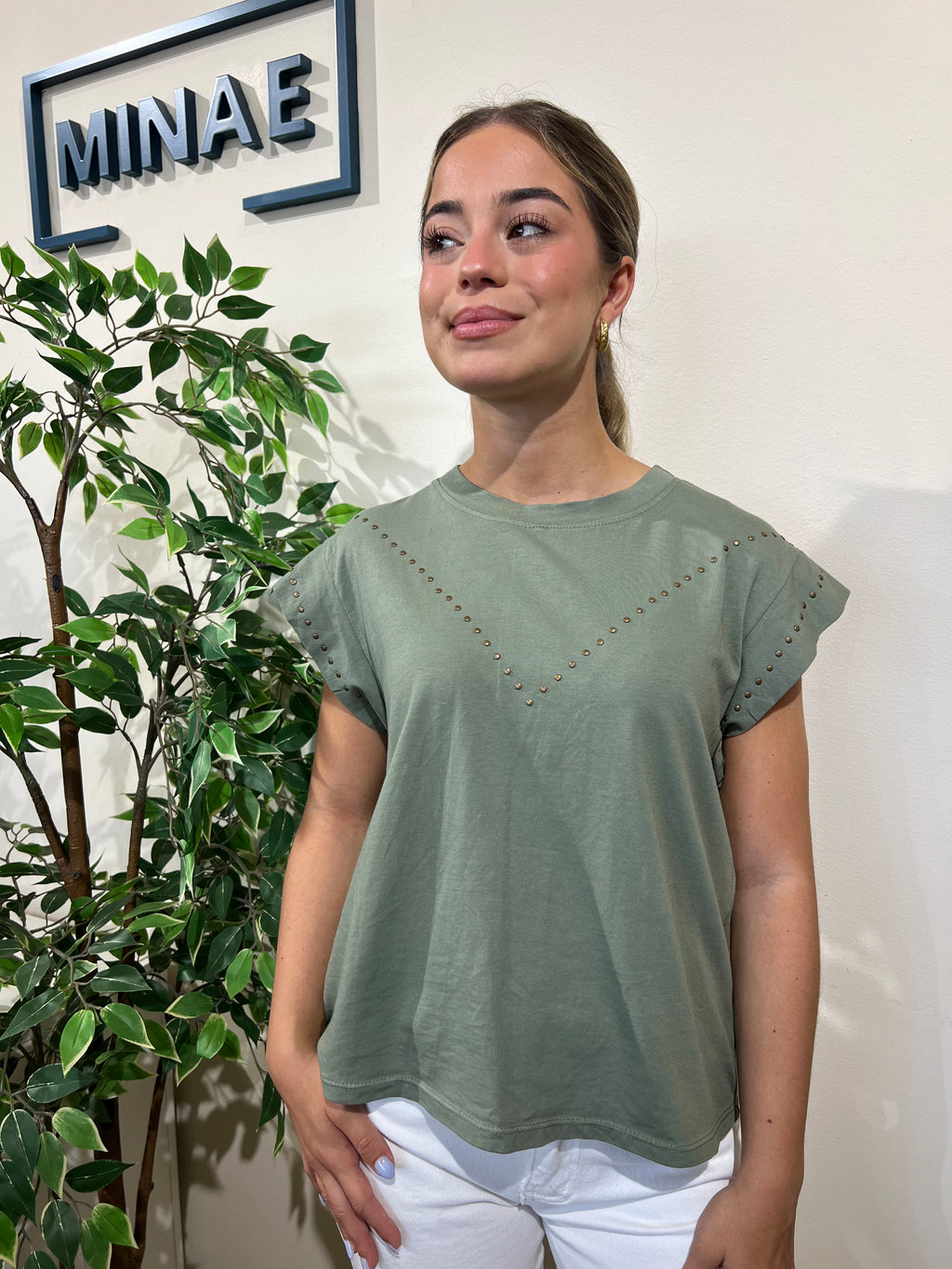Camiseta tachuelas caqui