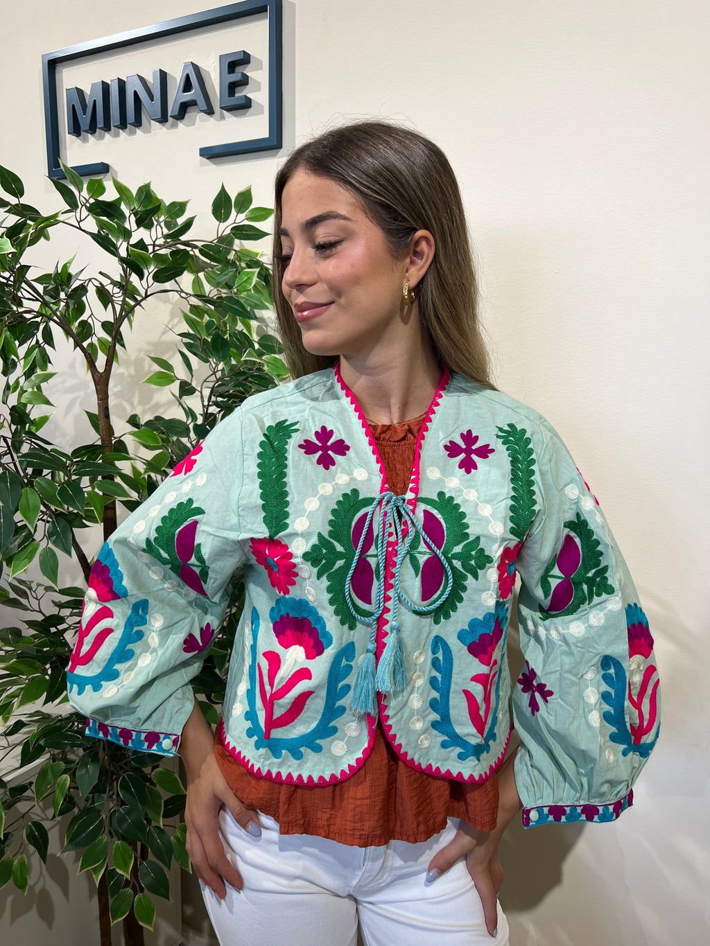 Chaqueta bordada menta modelo 2