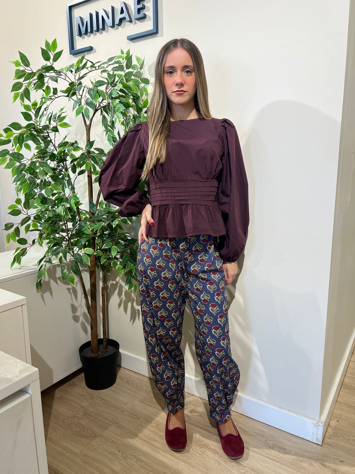 Pantalón bombacho estampado azul con berenjena