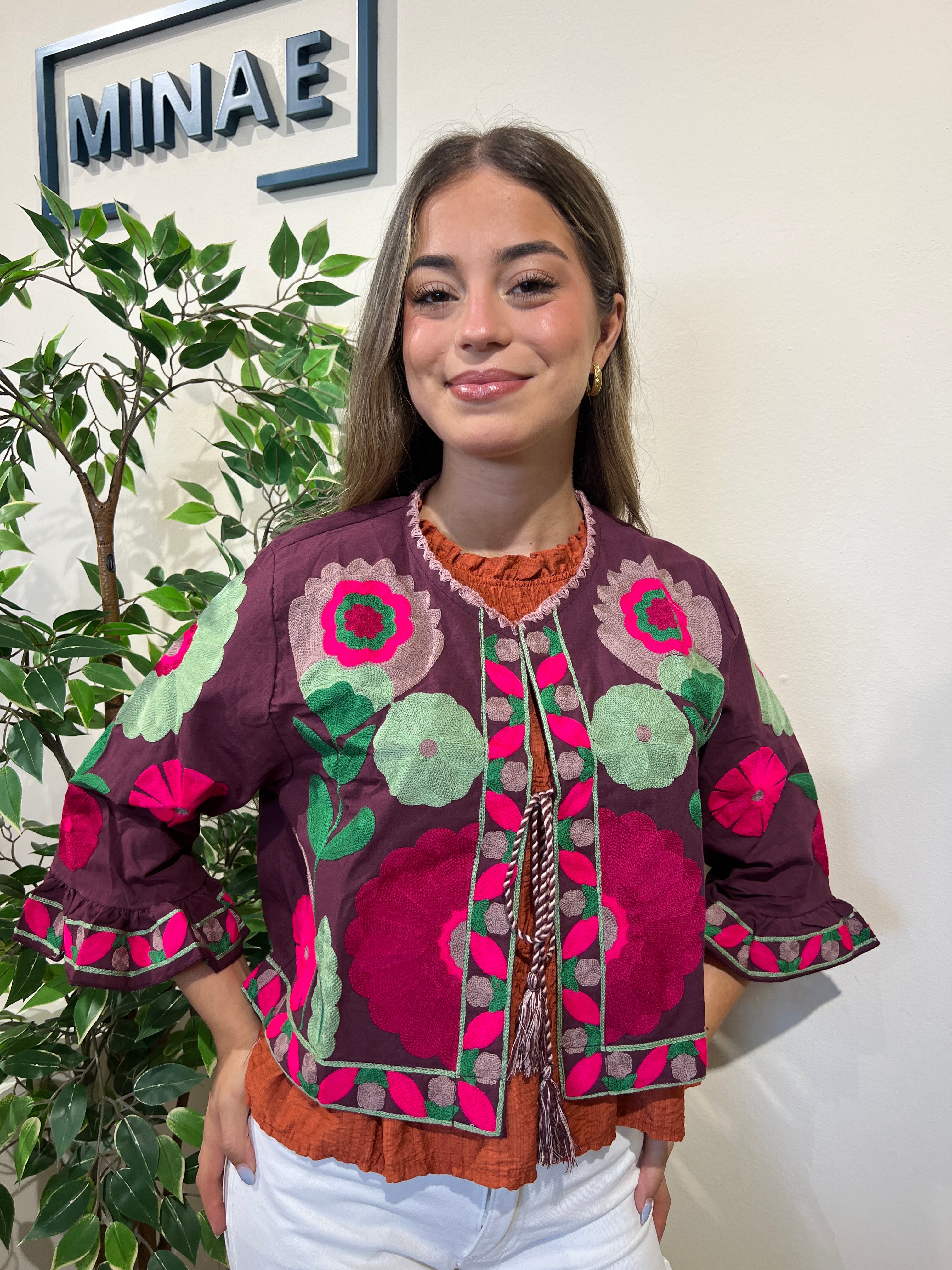 Chaqueta bordada morada modelo 2
