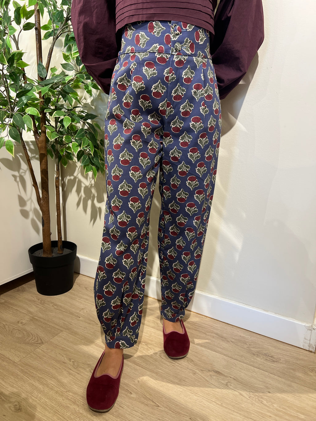 Pantalón bombacho estampado azul con berenjena