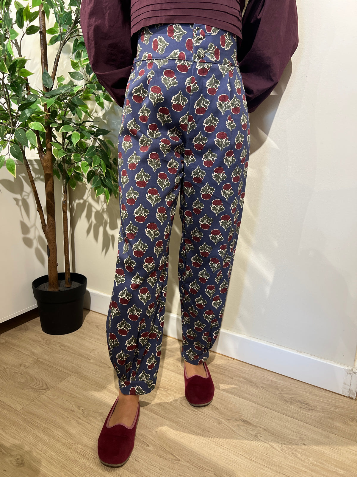 Pantalón bombacho estampado azul con berenjena