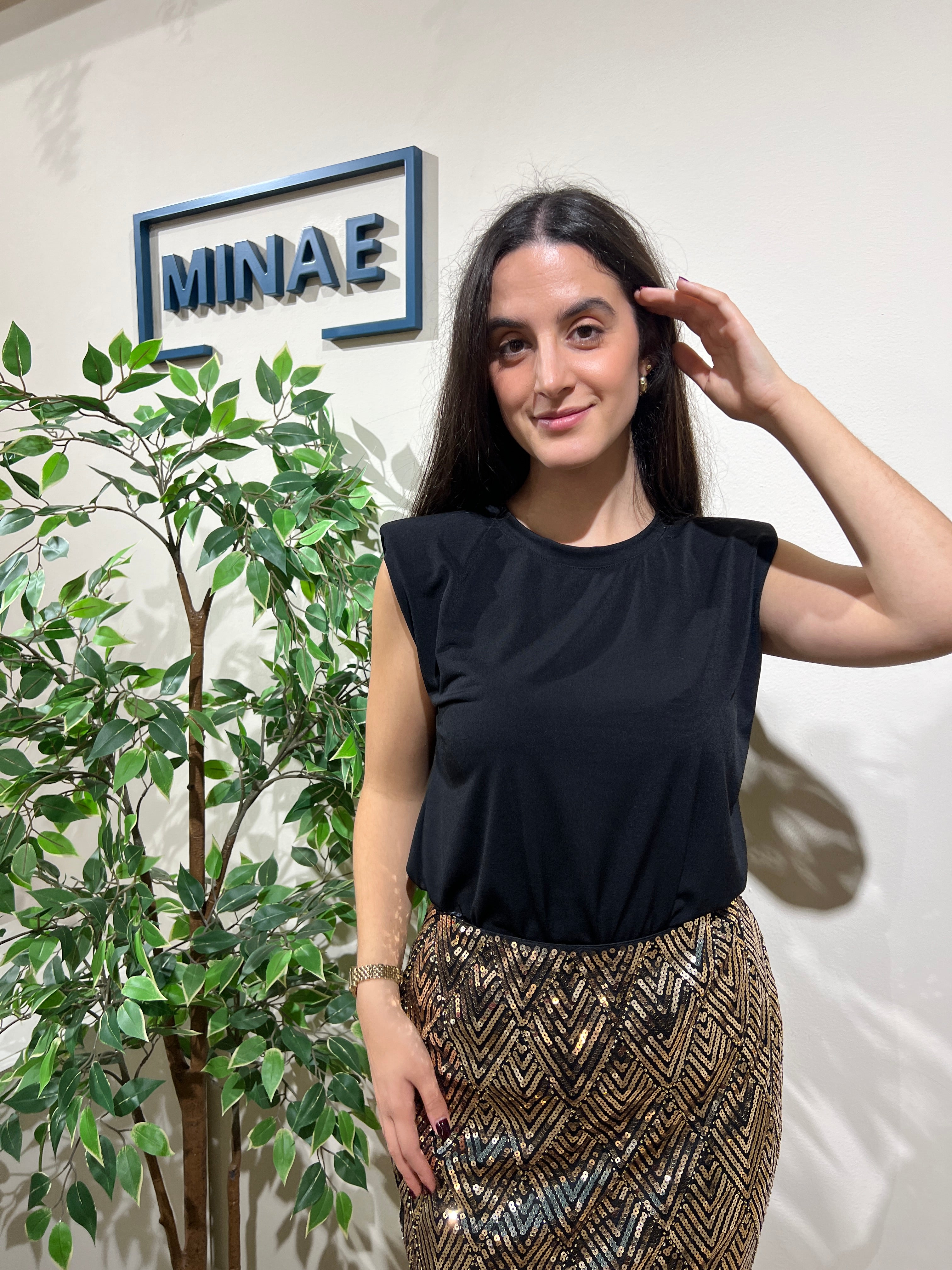 Camiseta negra hombreras