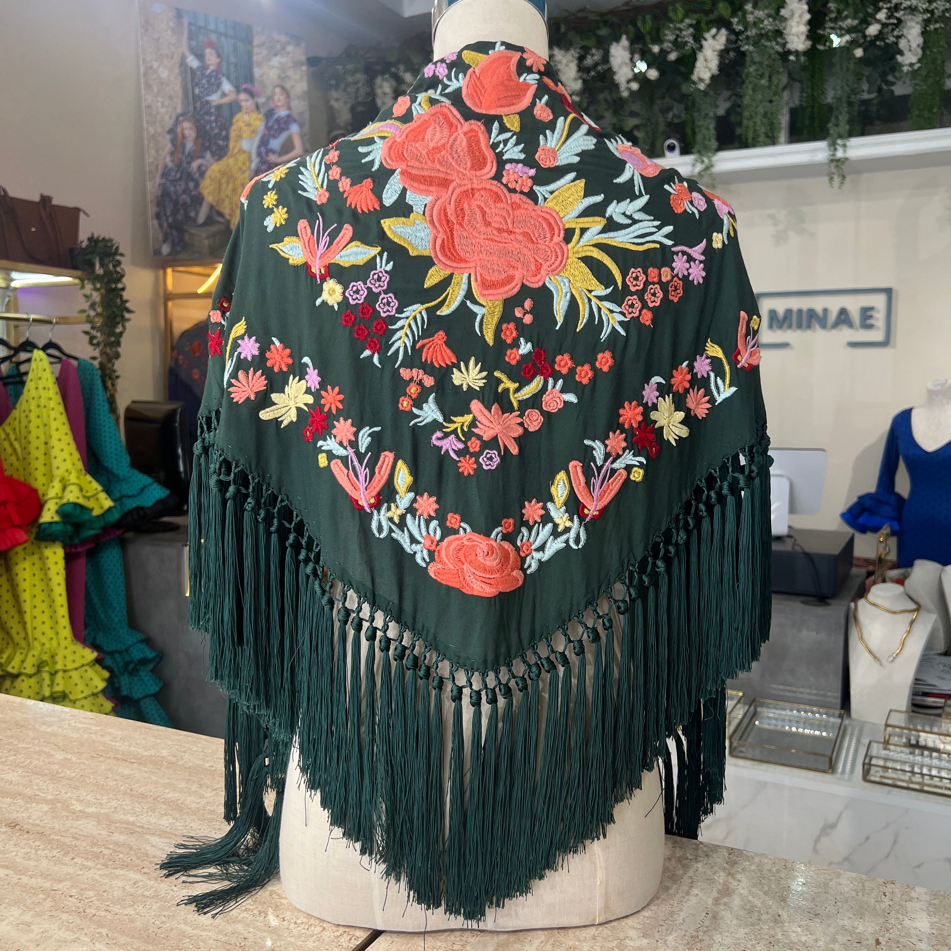 Mantón Cantiña verde botella con coral