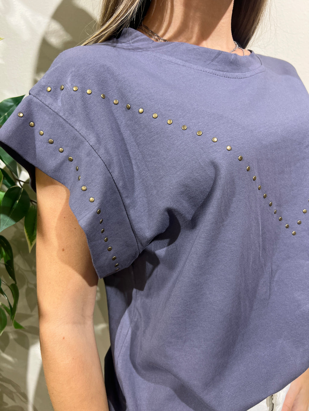 Camiseta tachuelas doradas gris