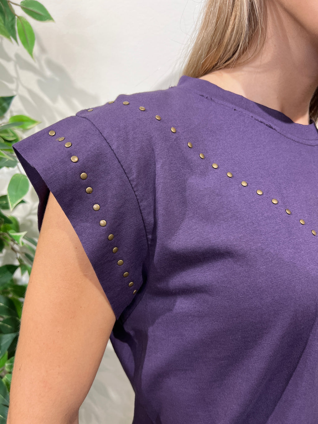 Camiseta tachuelas morada