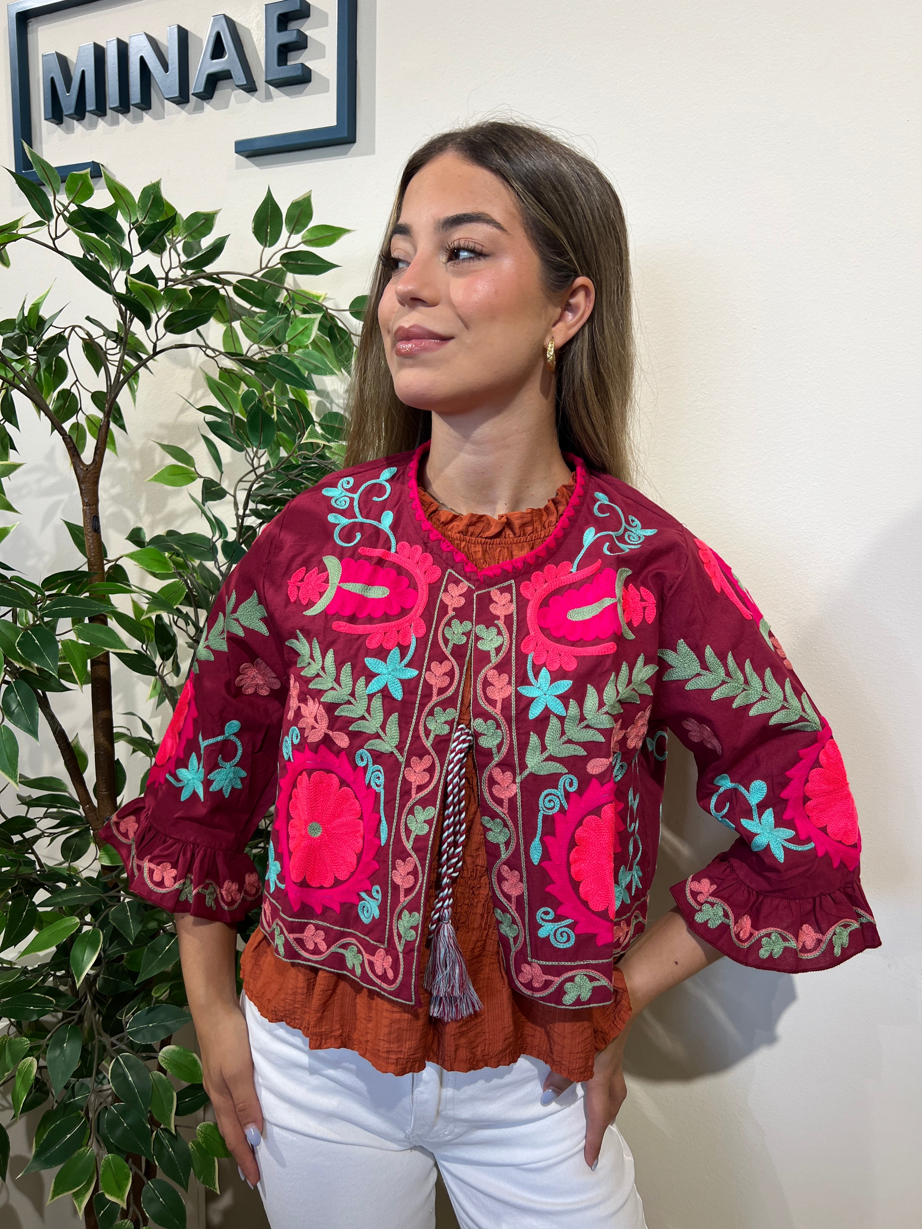Chaqueta bordada granate modelo 2