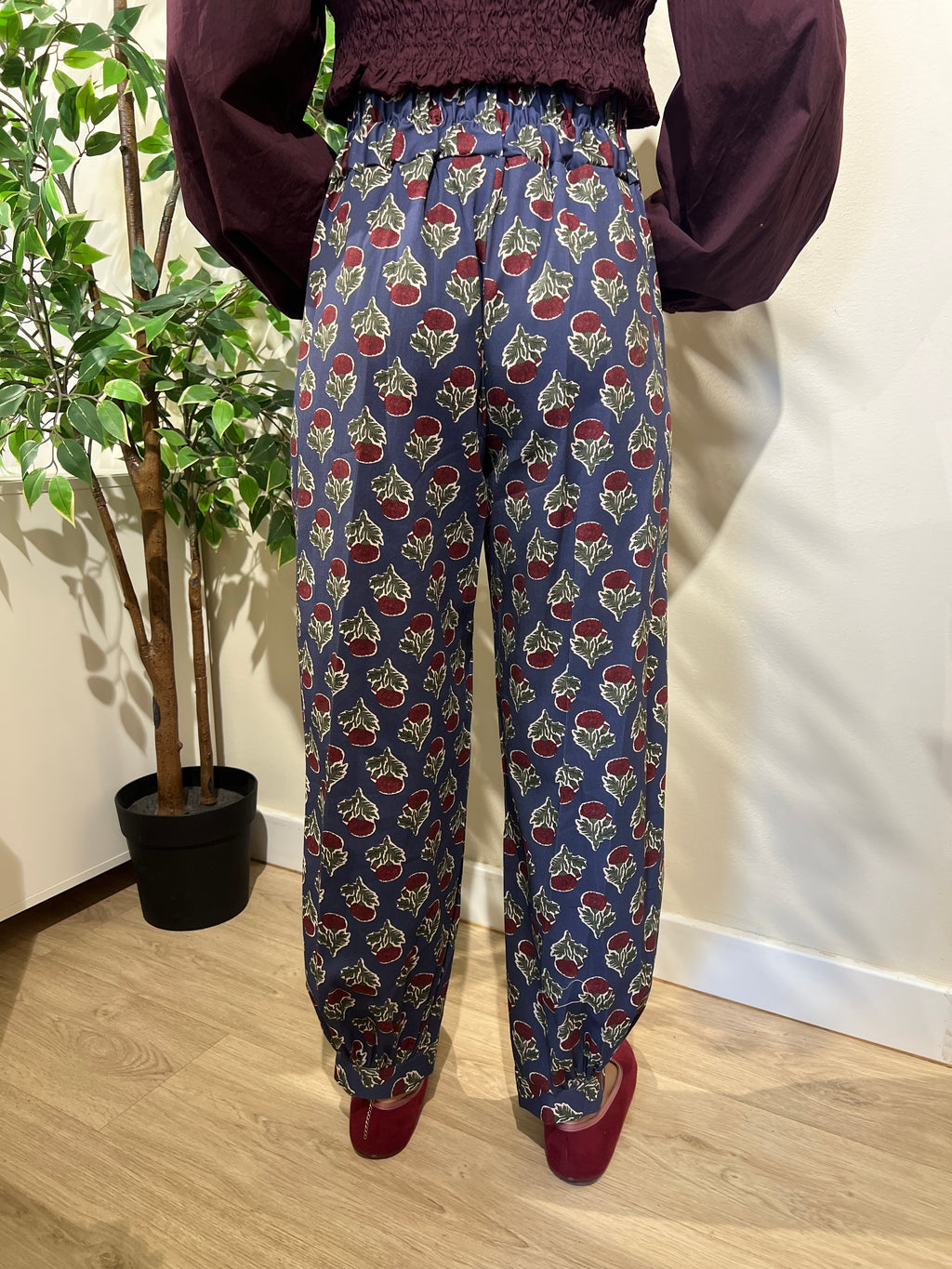 Pantalón bombacho estampado azul con berenjena