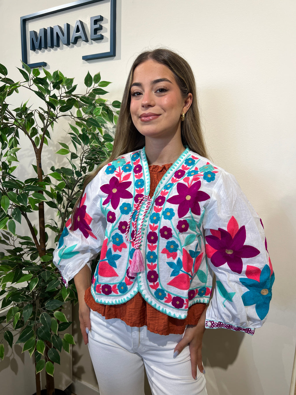 Chaqueta bordada blanca modelo 3