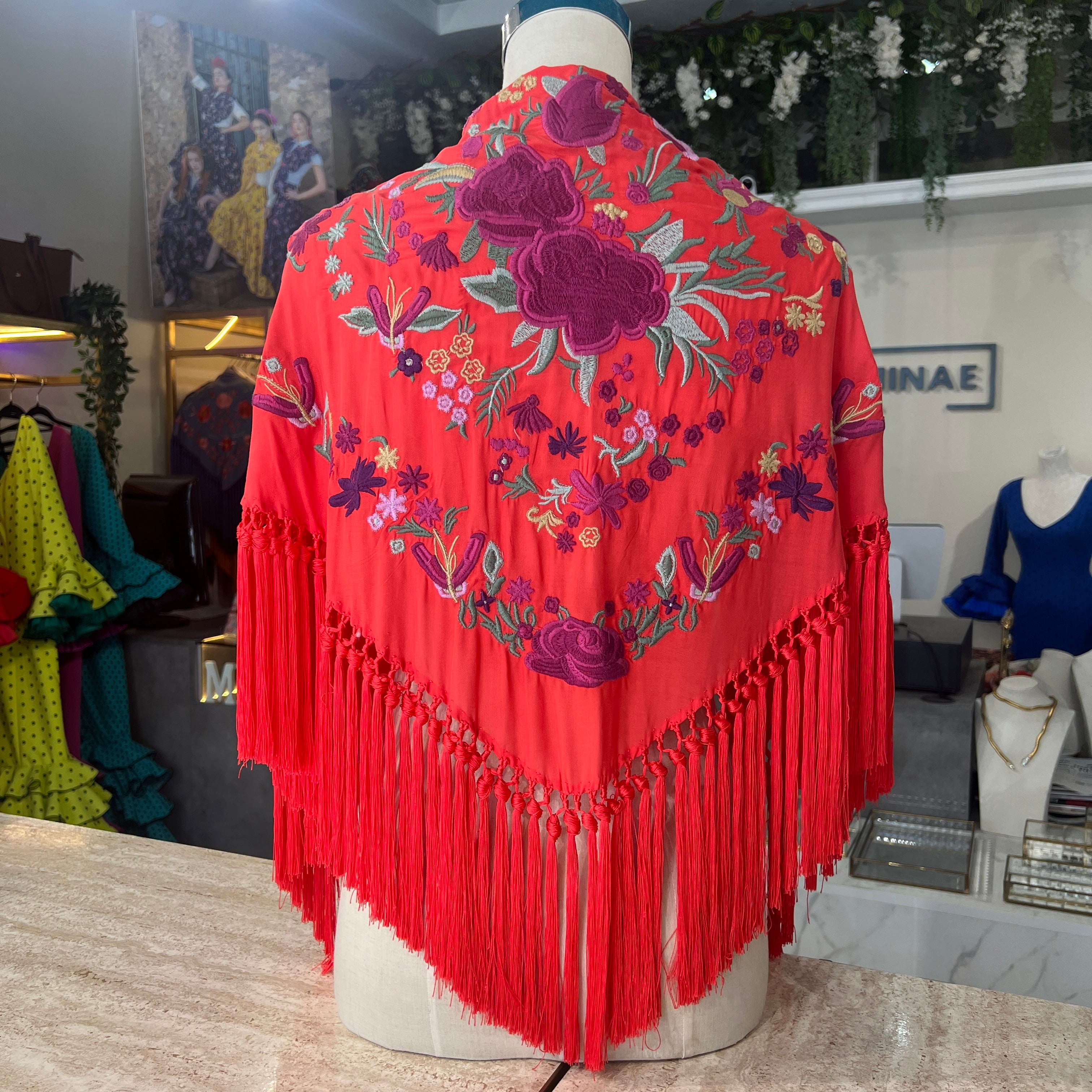 Mantón Cantiña fresón con buganvilla