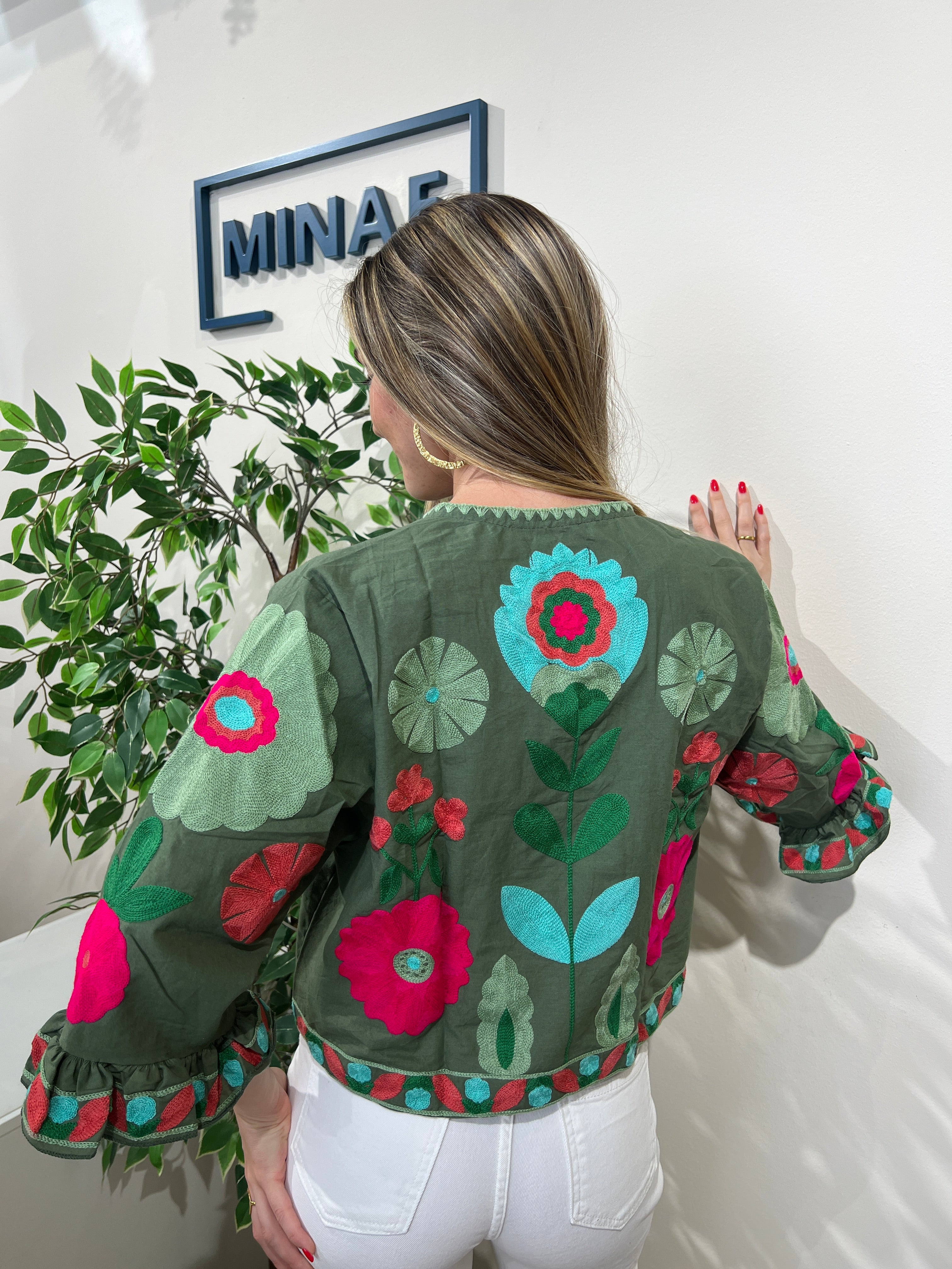 Chaqueta bordada caqui modelo 3