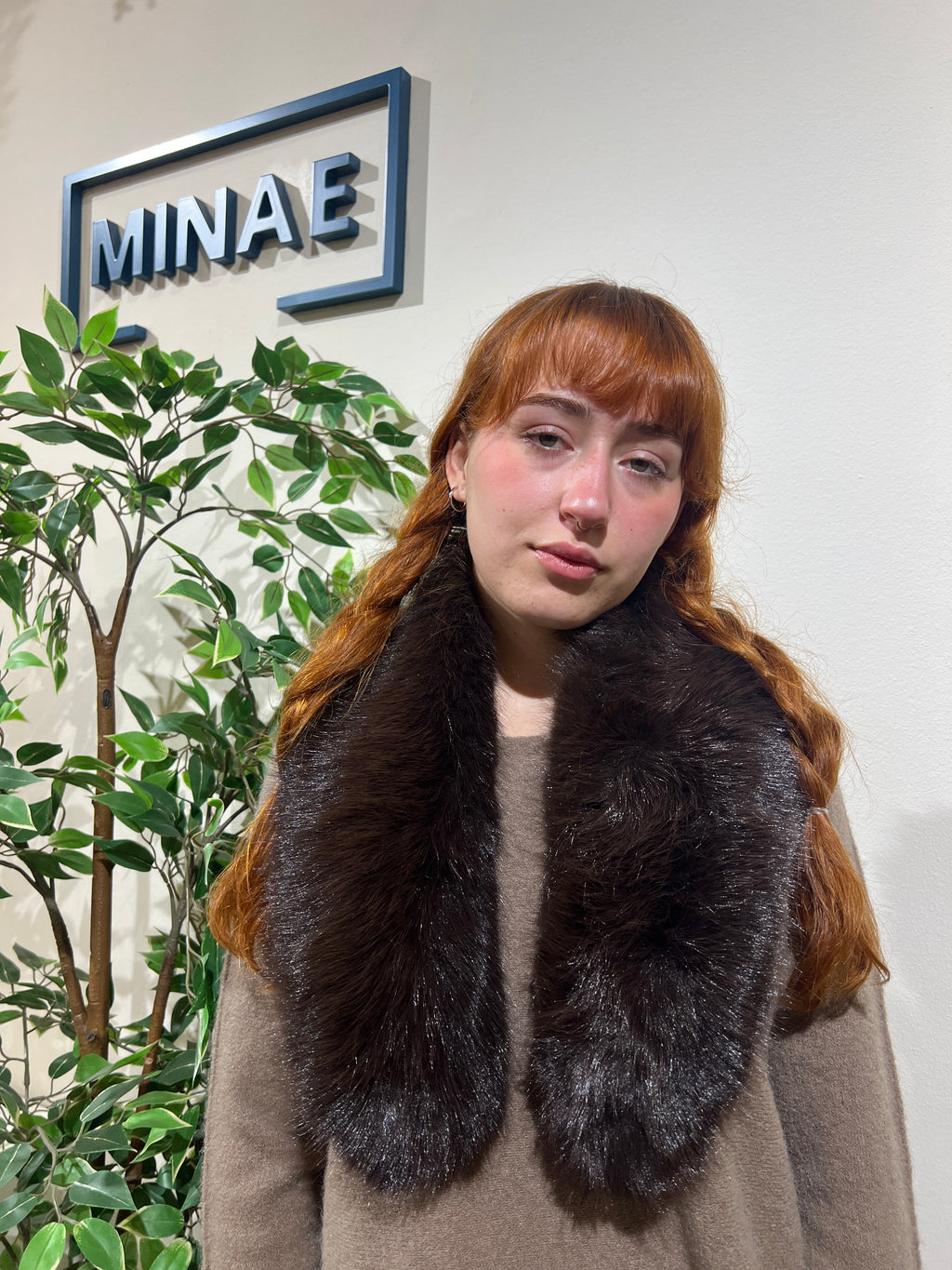 Cuello sintético marrón chocolate