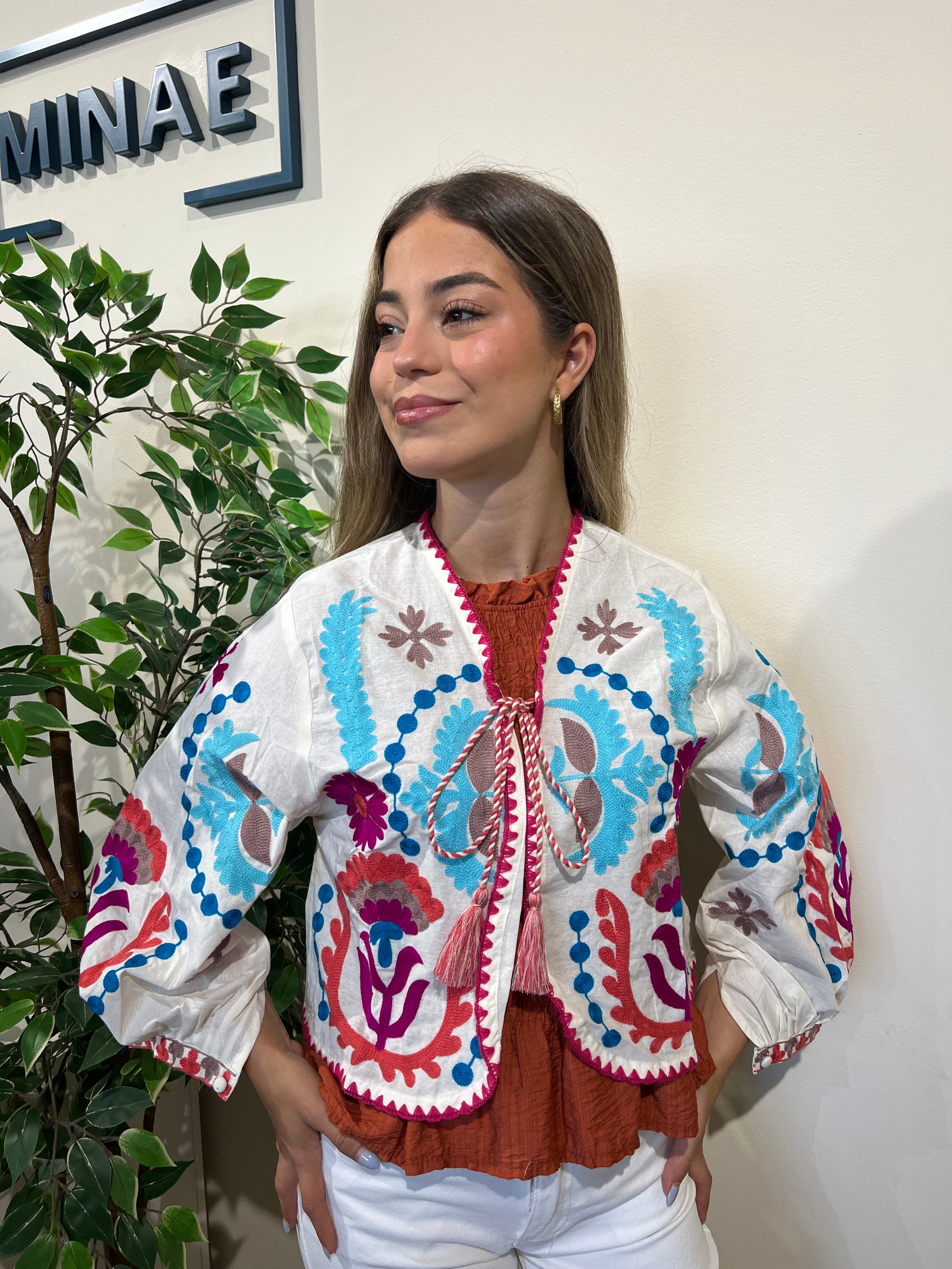Chaqueta bordada beige modelo 3