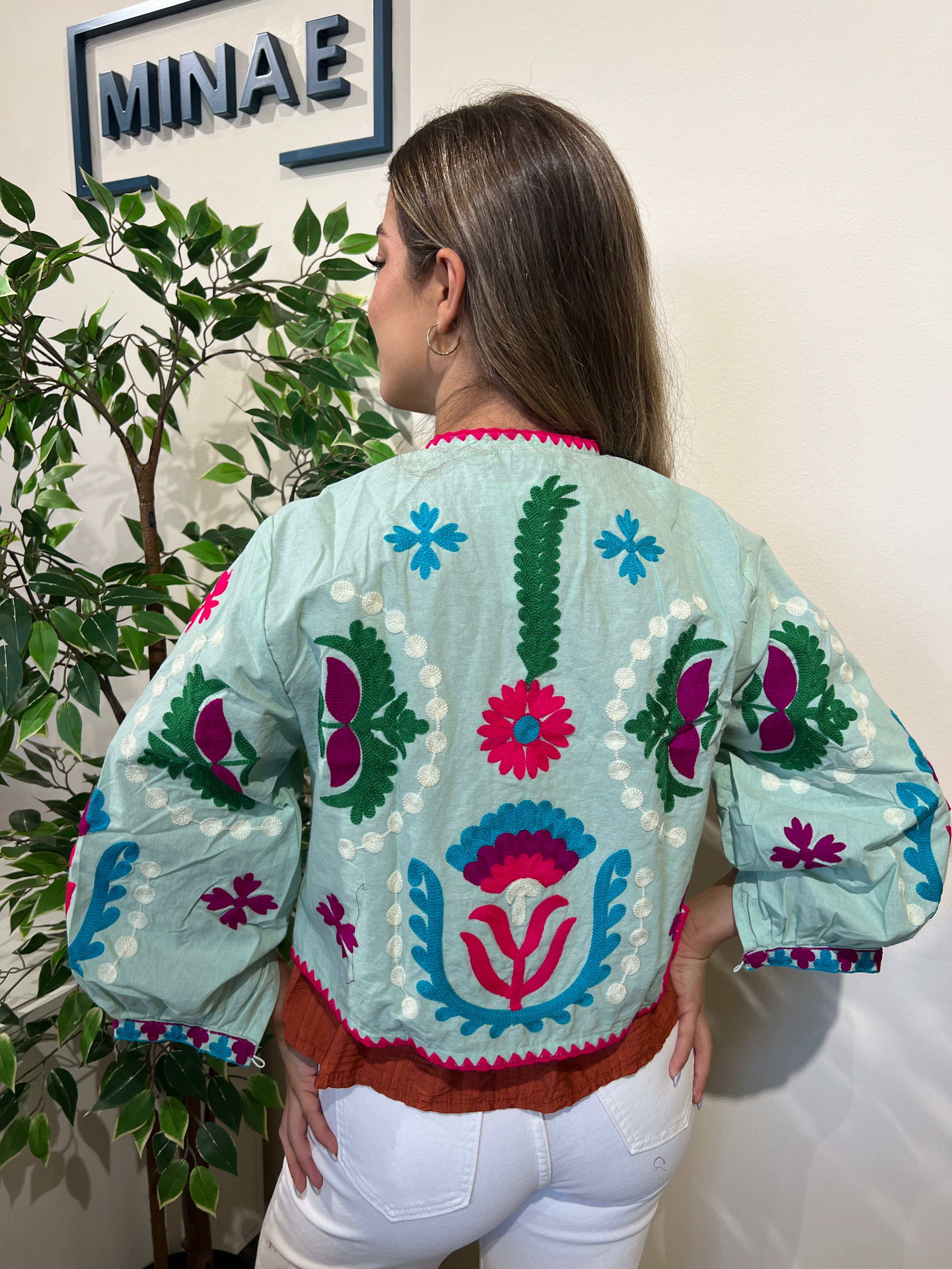 Chaqueta bordada menta modelo 2
