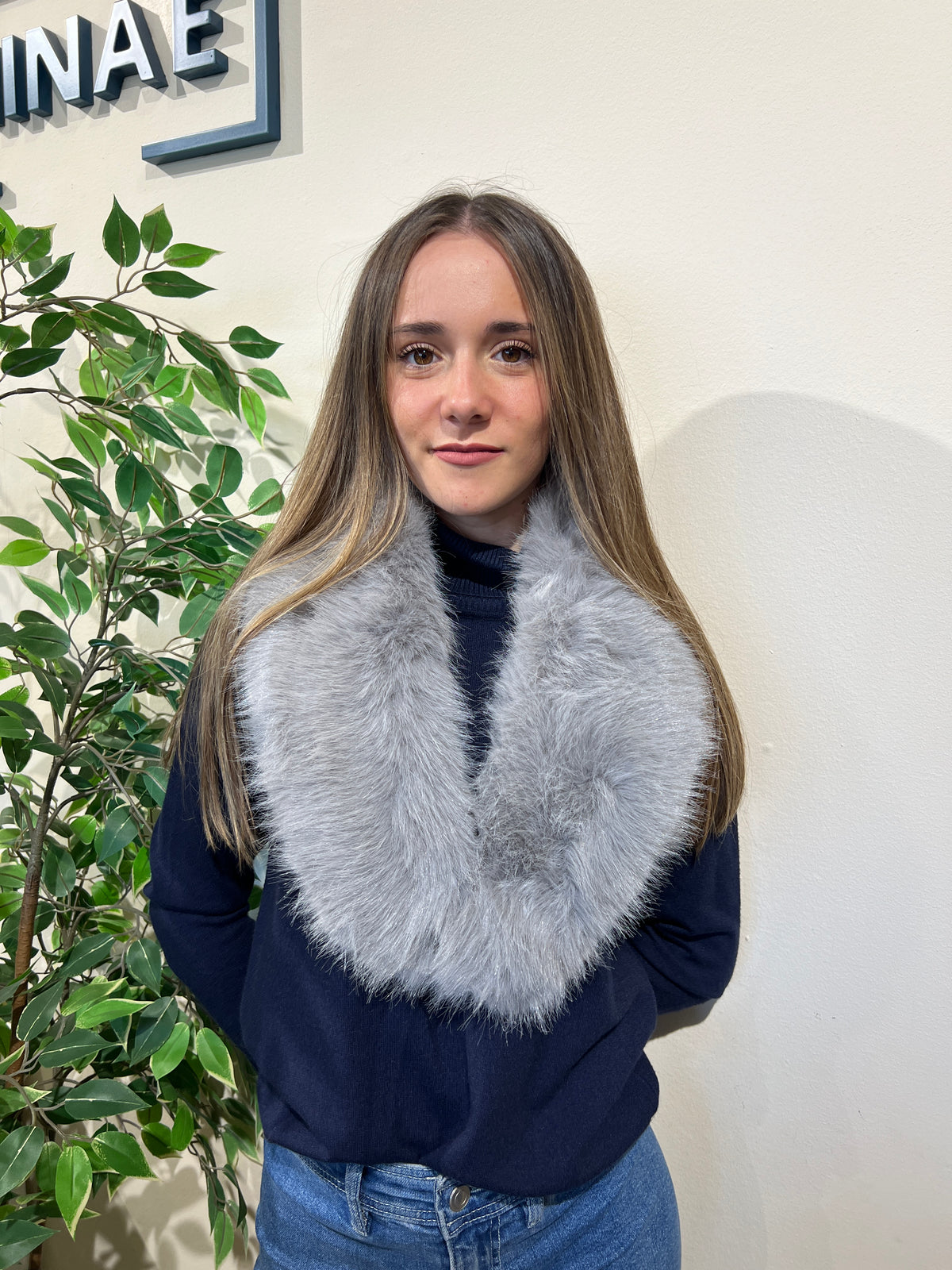 Cuello sintético gris