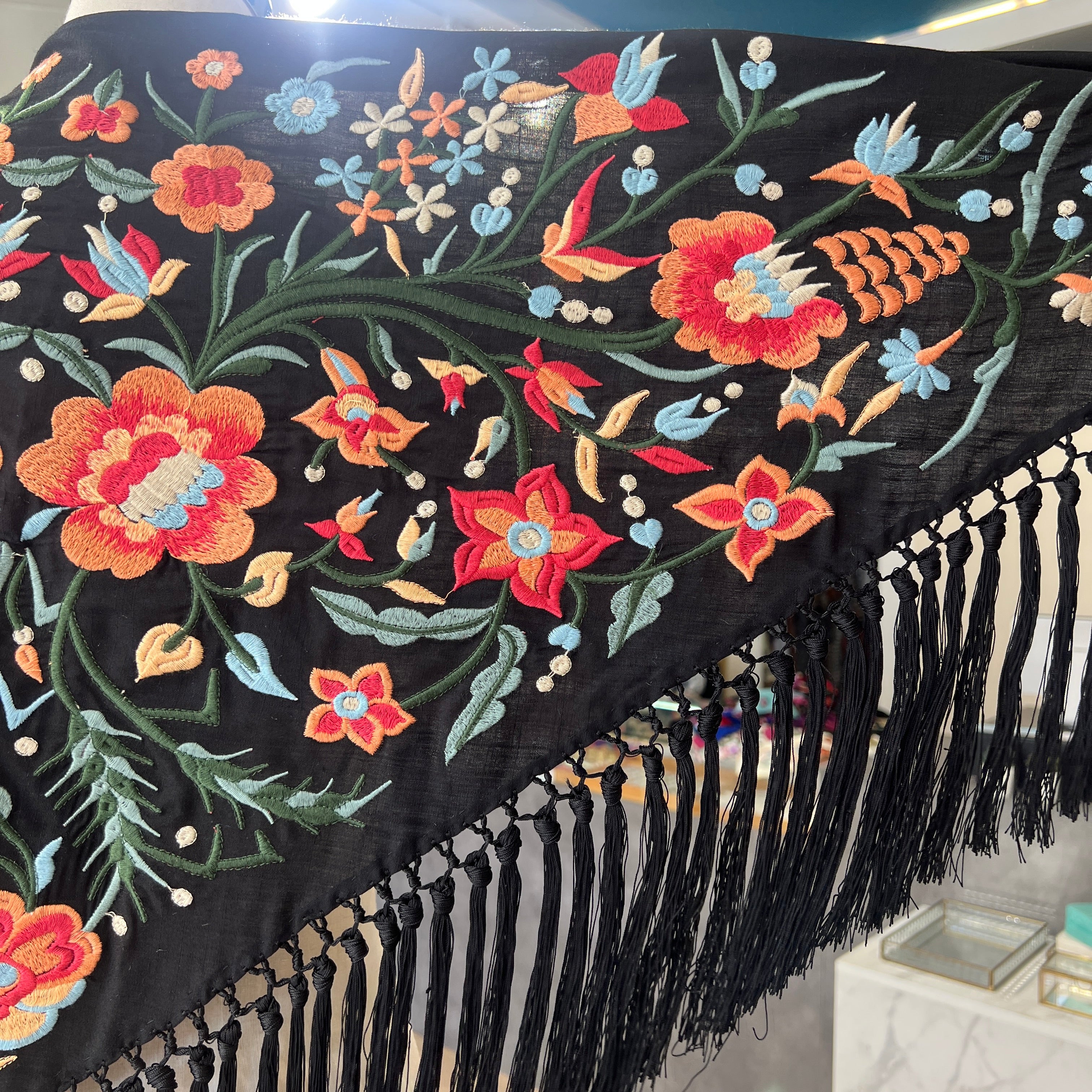 Mantón Solera negro con coral