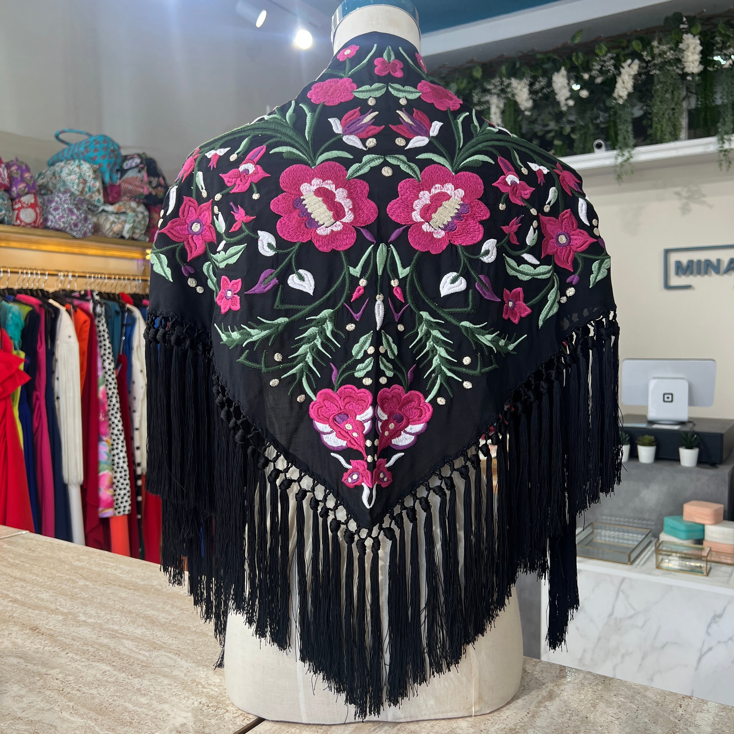 Mantón Solera negro con buganvilla