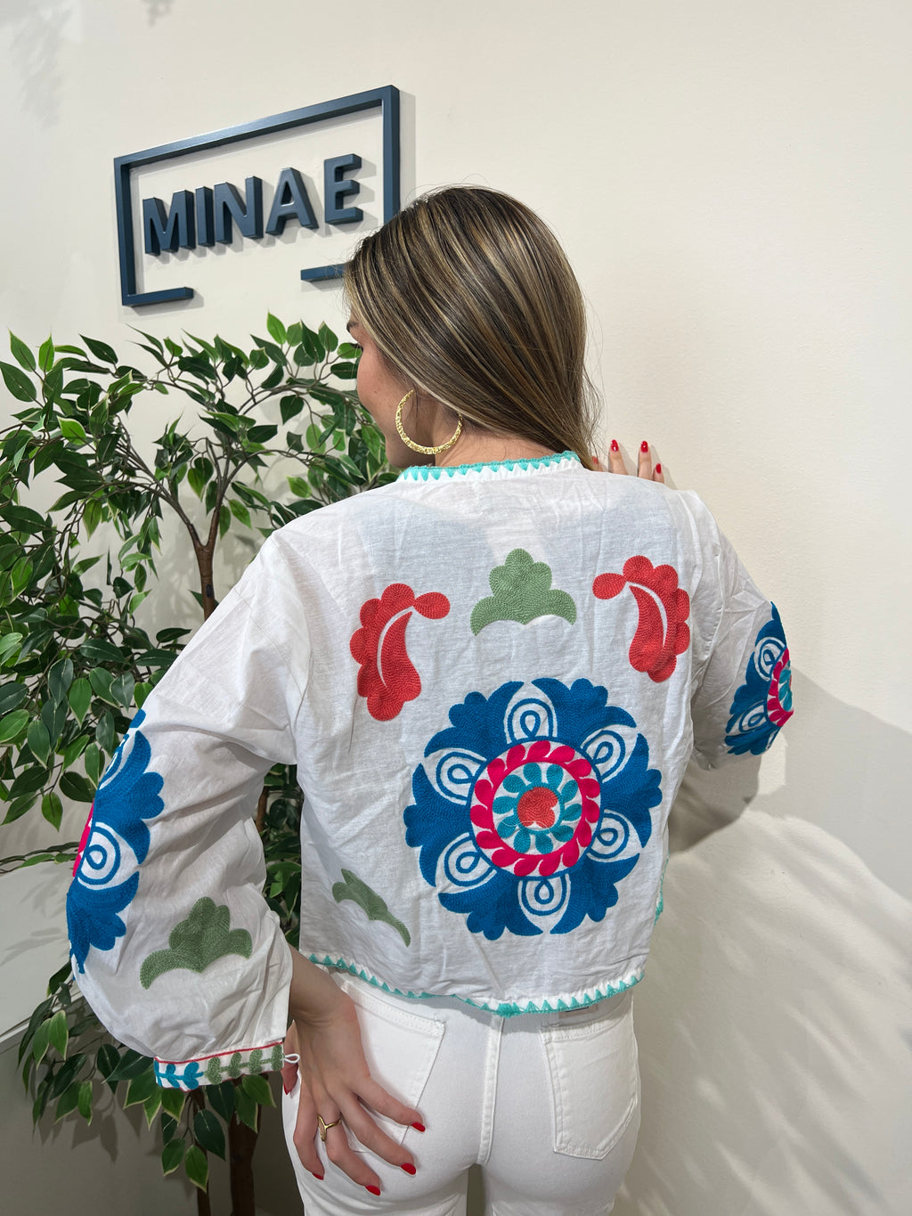Chaqueta bordada blanca modelo 1