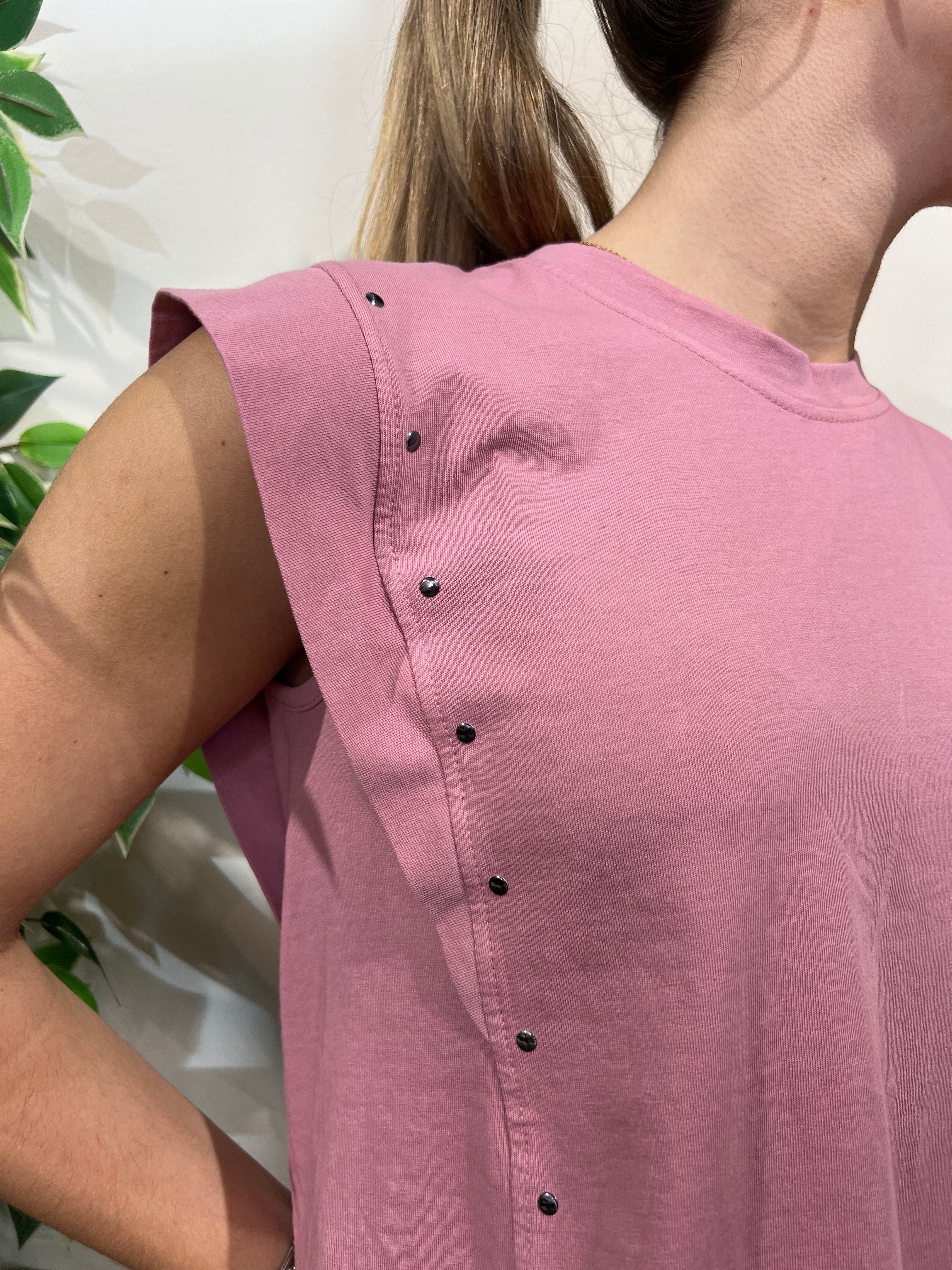 Camiseta tachuelas rosa