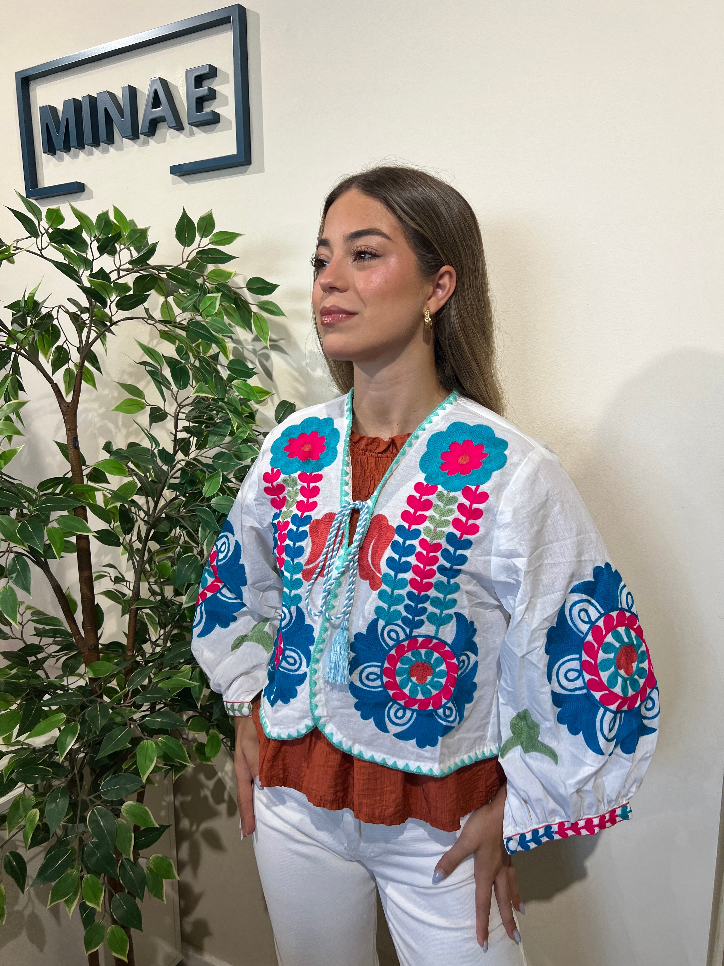 Chaqueta bordada blanca modelo 1