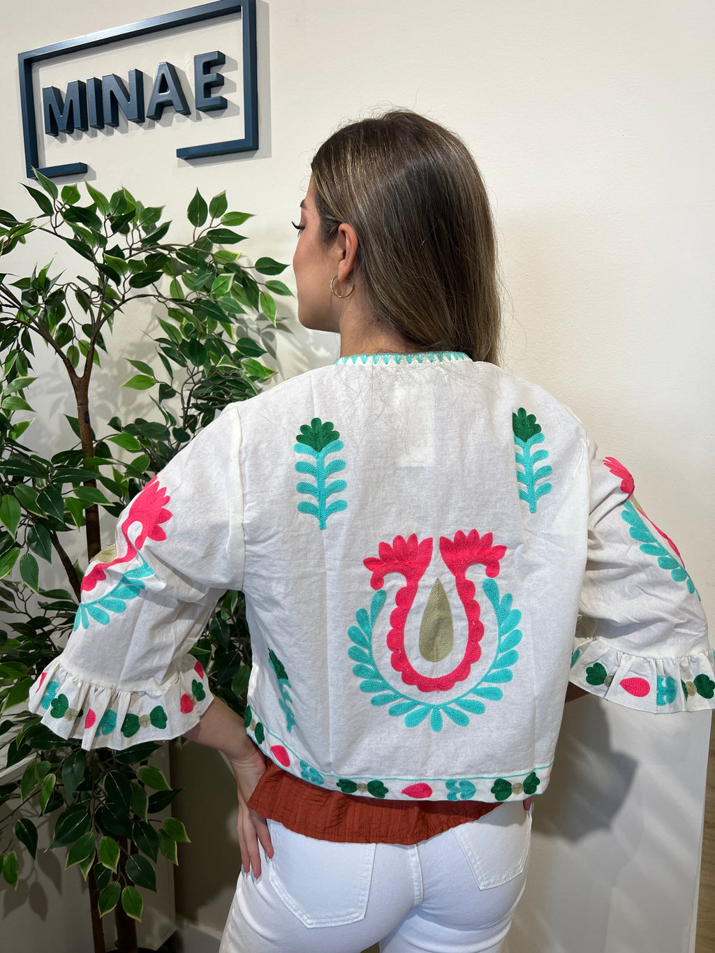 Chaqueta bordada beige modelo 2