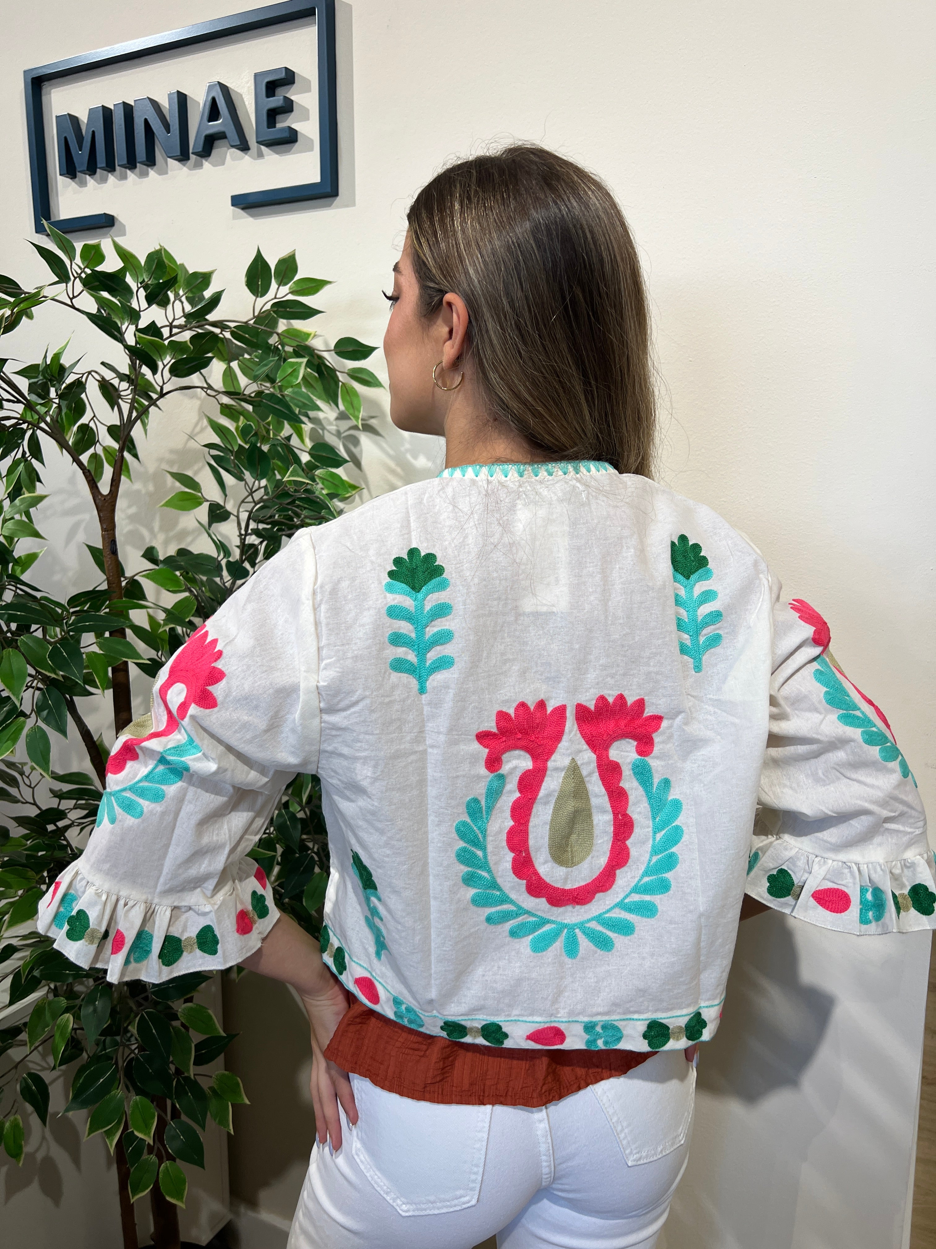 Chaqueta bordada beige modelo 2