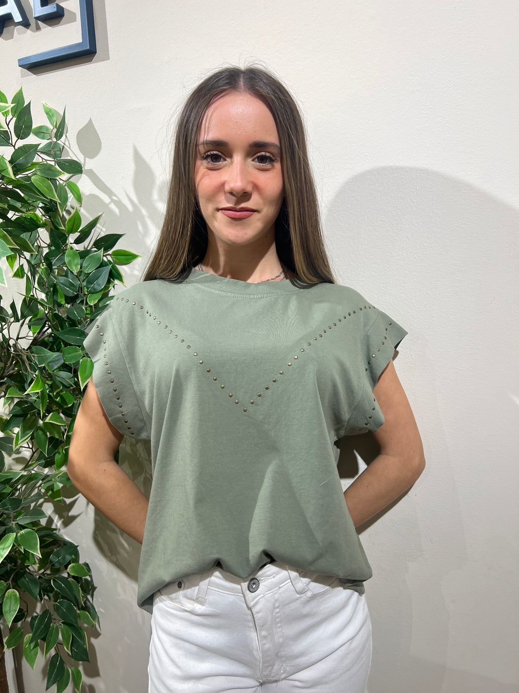 Camiseta tachuelas doradas verde