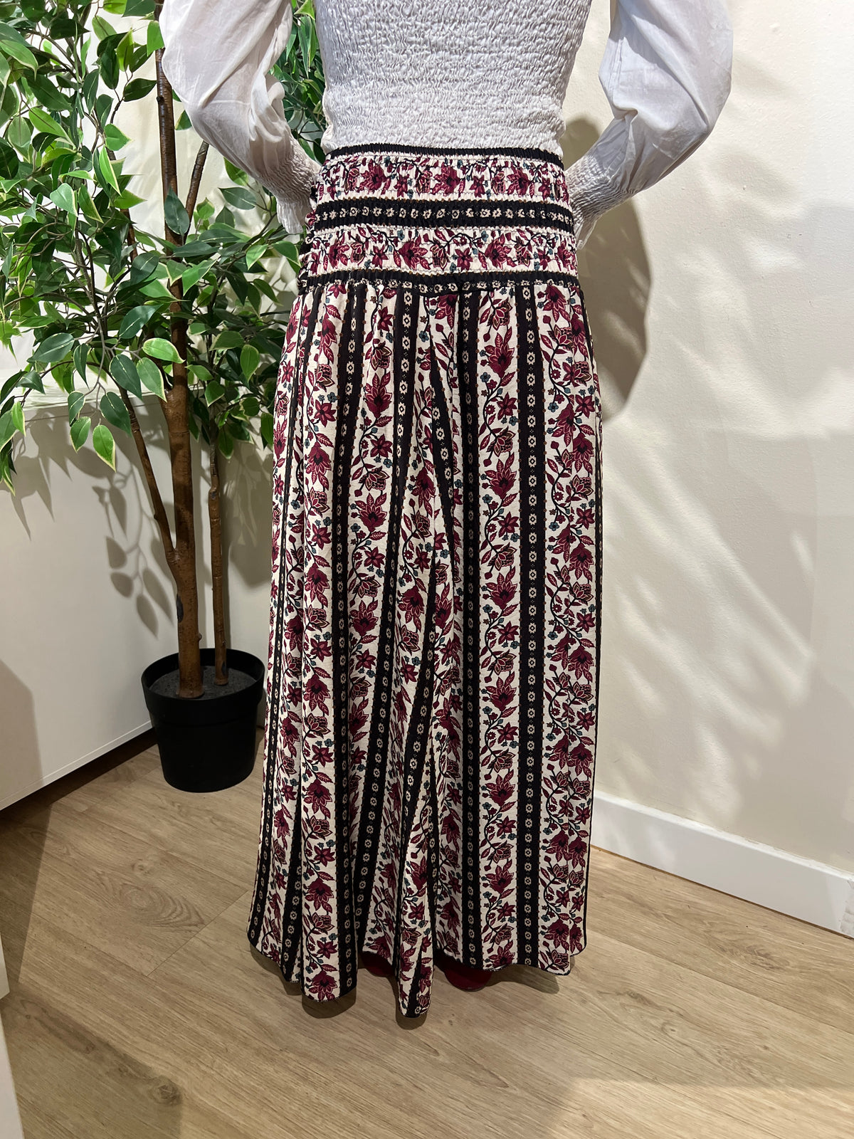 Falda estampada blanca y negra