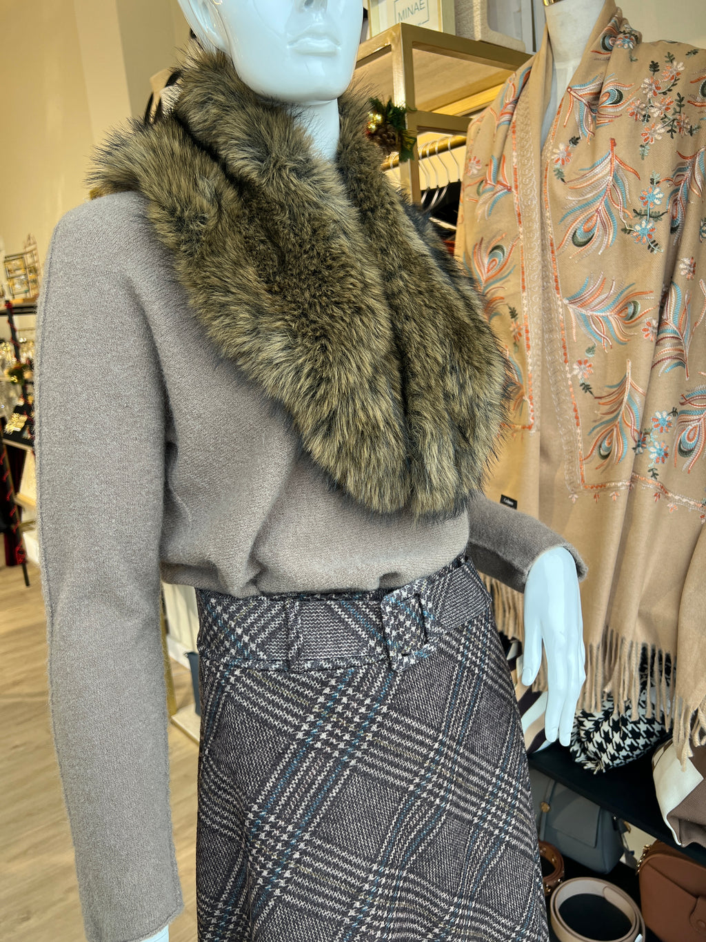 Cuello sintético marrón