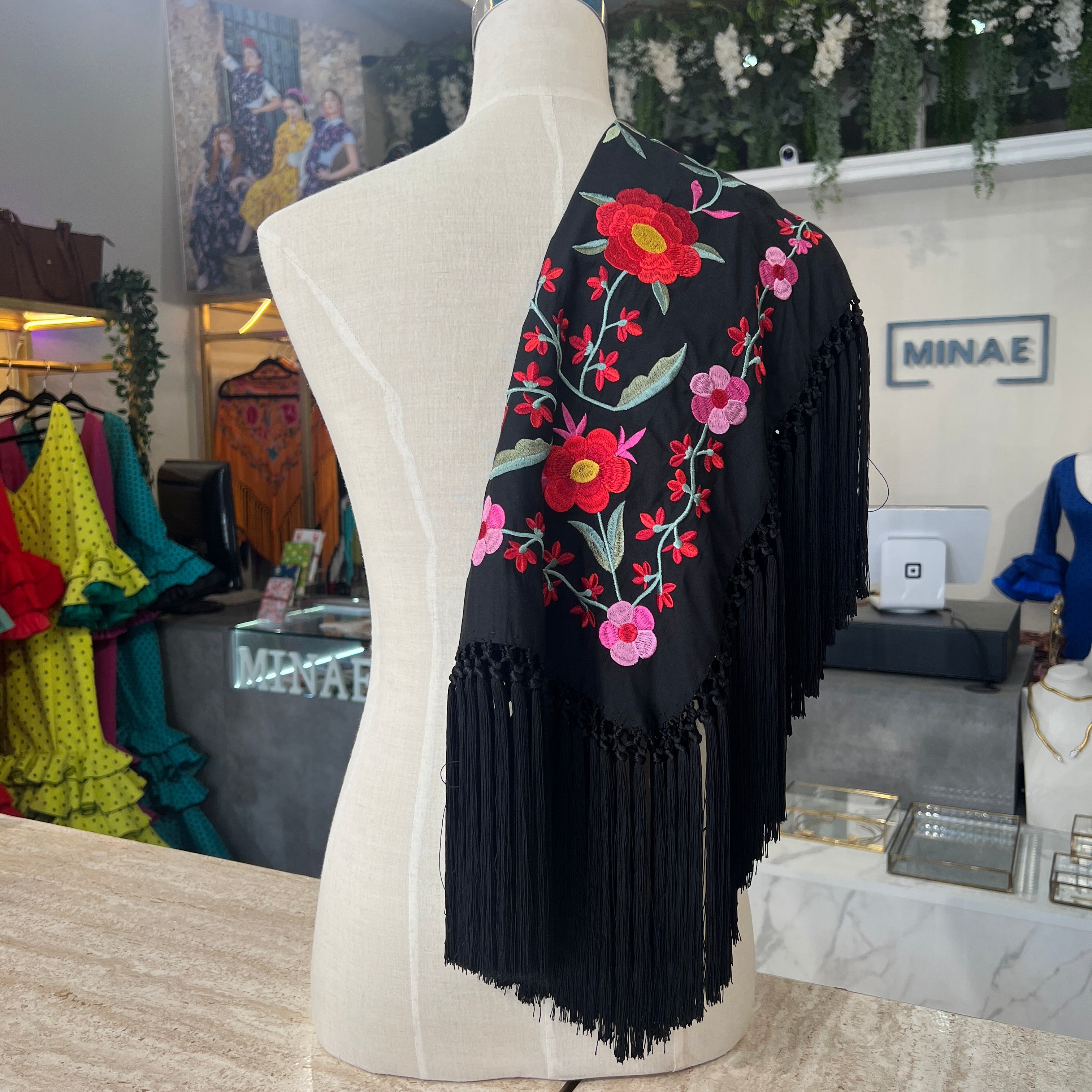 Mantón cuadrado negro