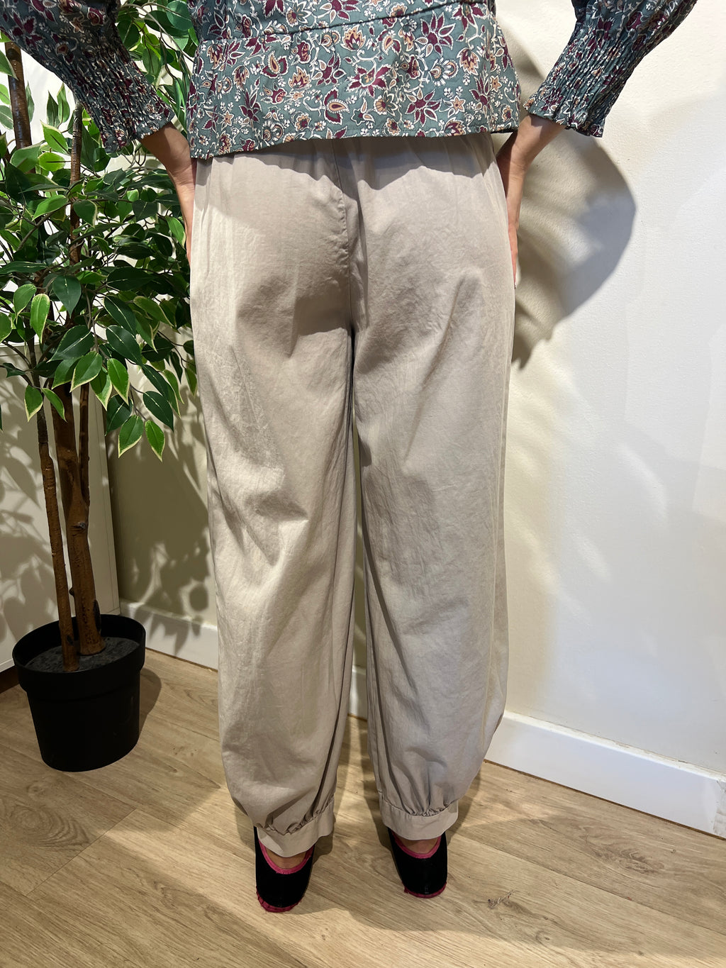 Pantalón bombacho beige liso