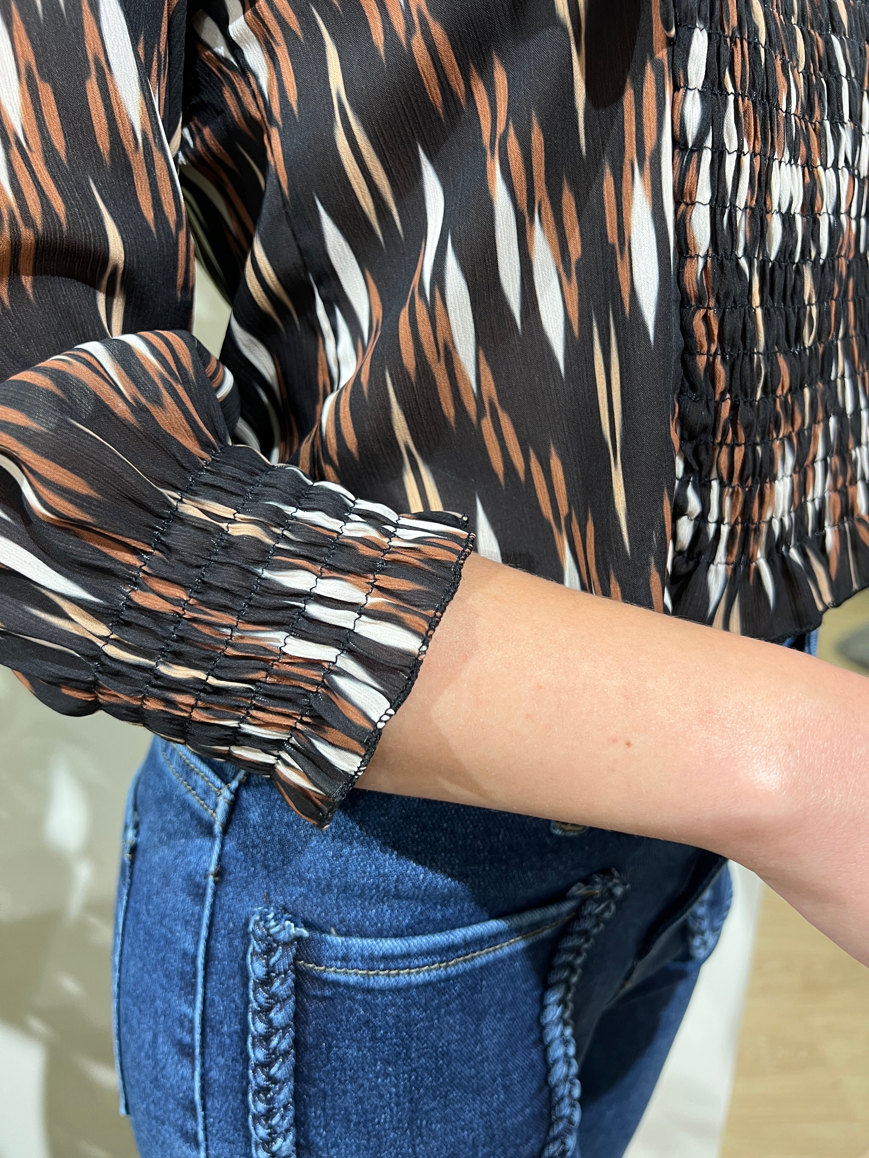 Blusa negra nido de abeja