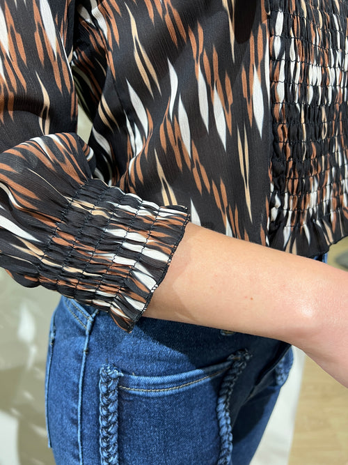 Blusa negra nido de abeja