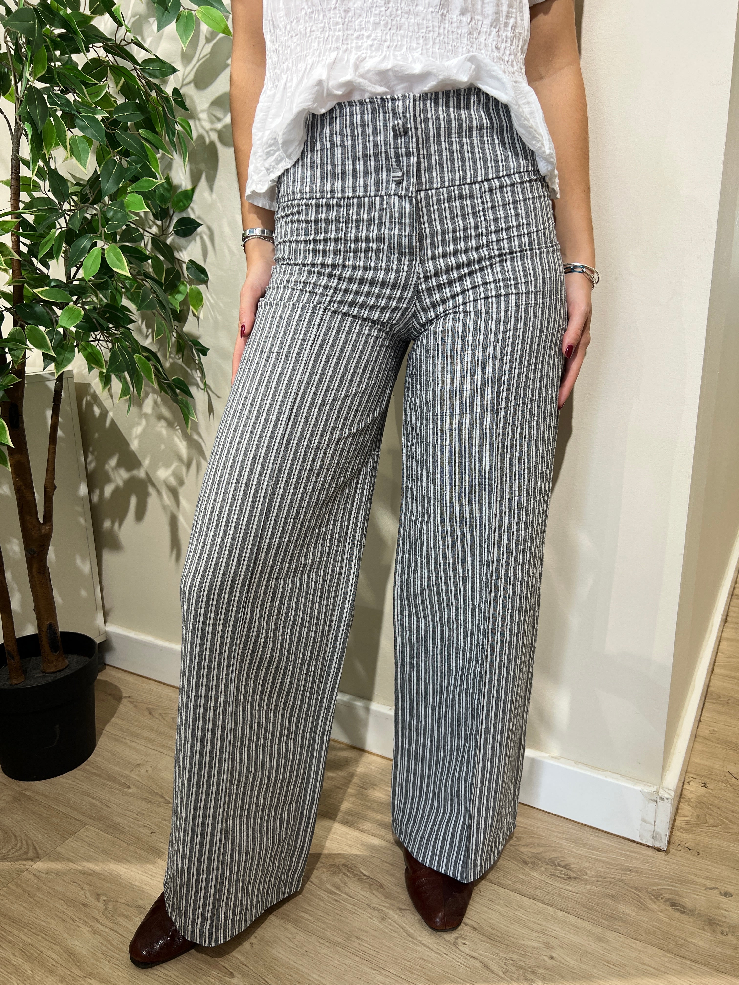 Pantalón negro de rayas