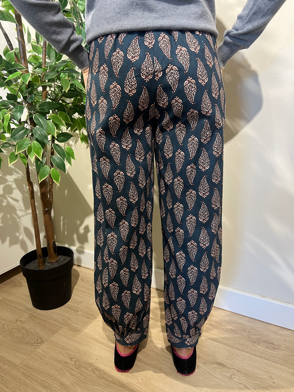 Pantalón bombacho estampado azul