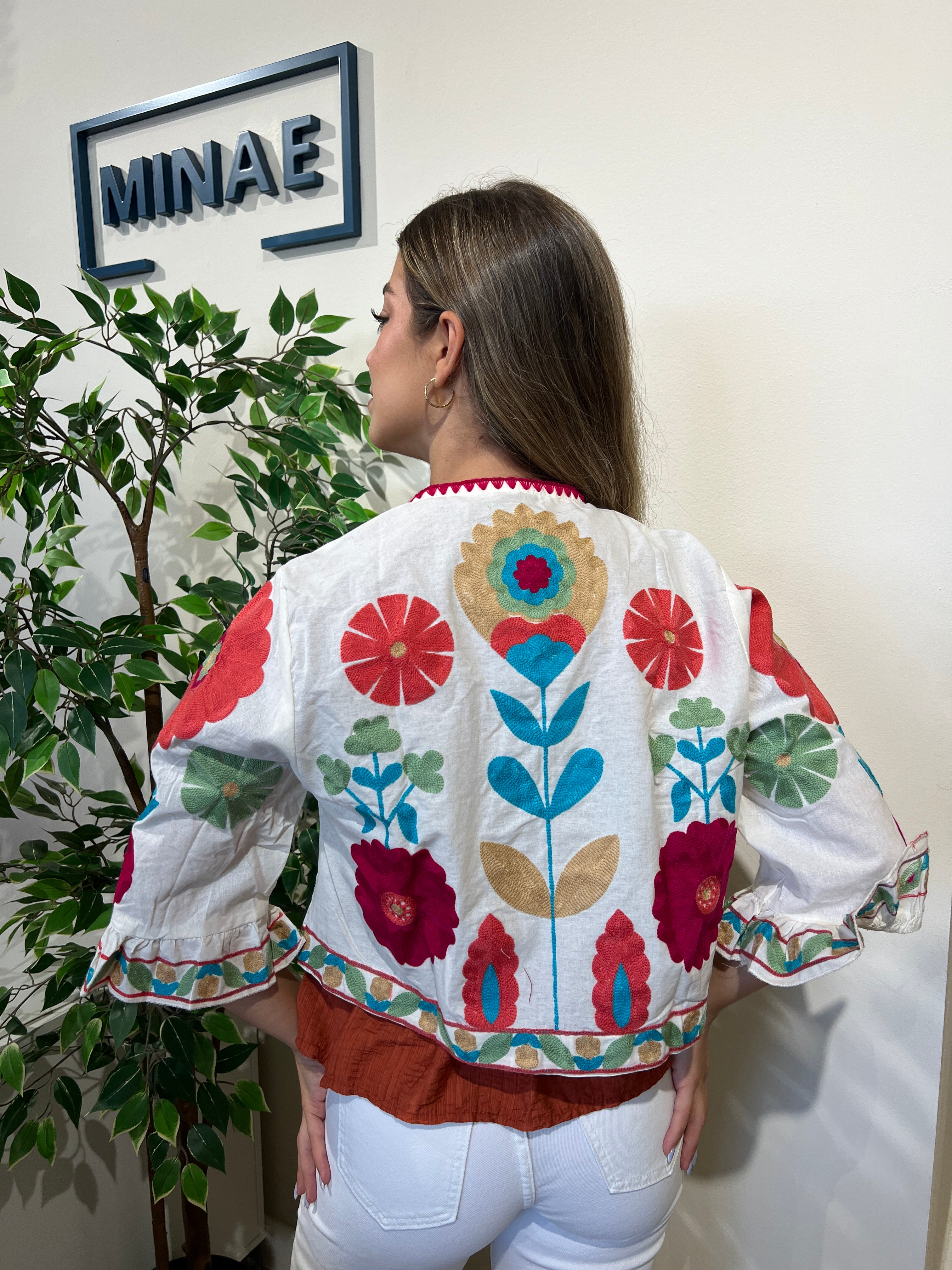 Chaqueta bordada beige modelo 1