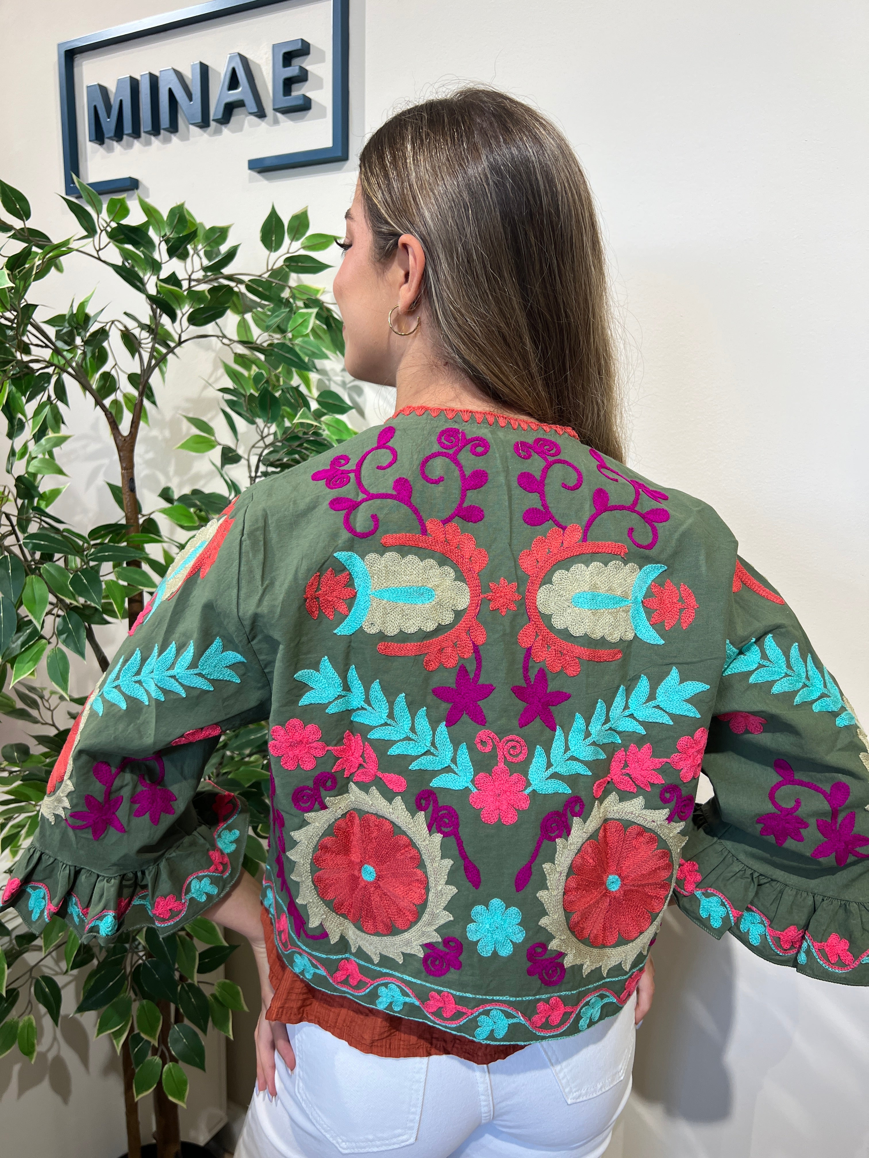 Chaqueta bordada caqui modelo 2