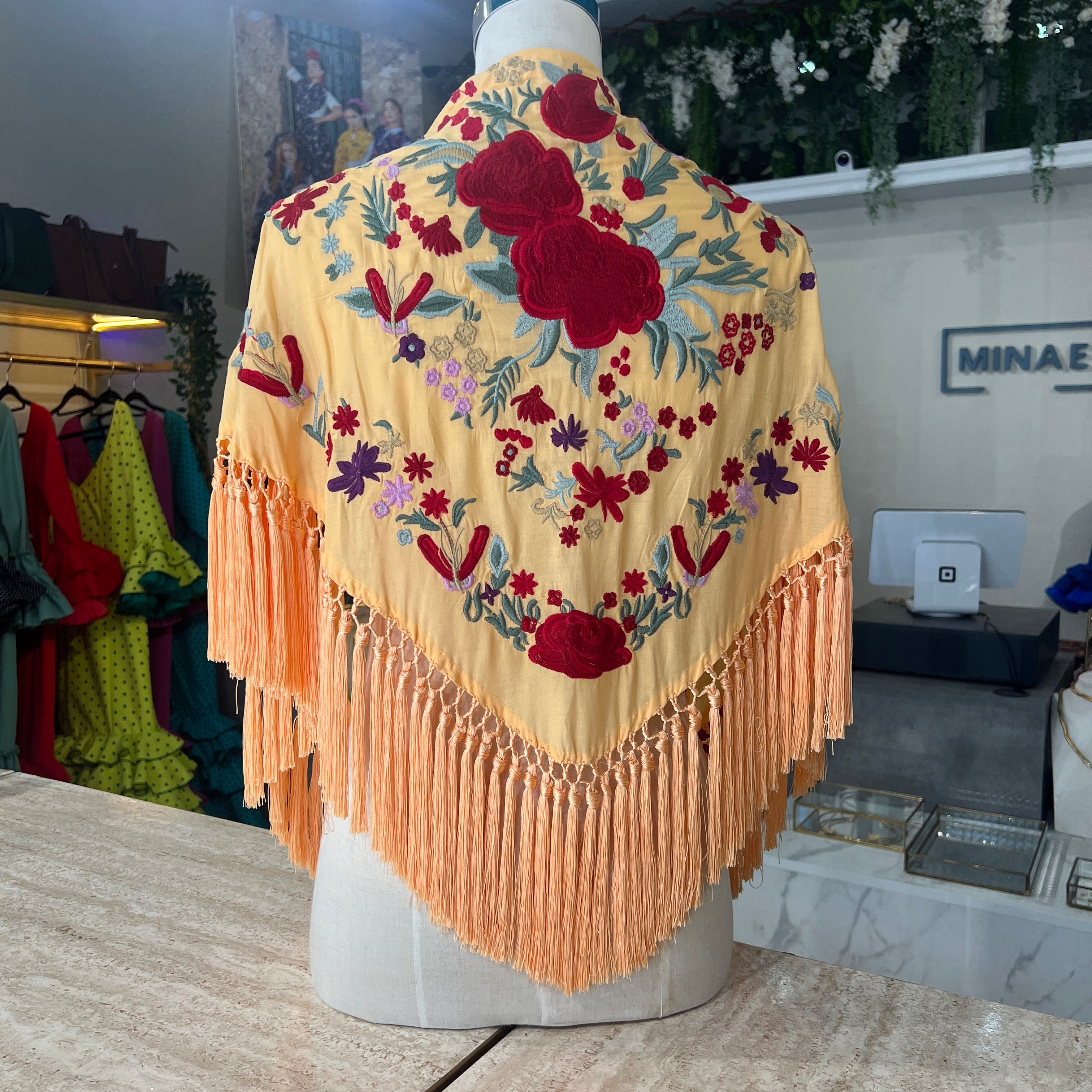 Mantón Cantiña melocotón con rojo