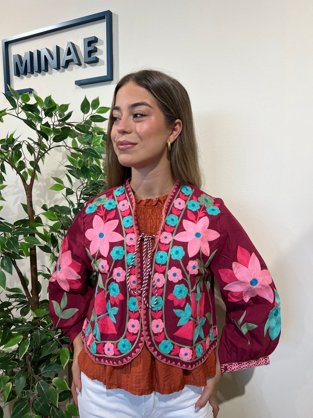Chaqueta bordada granate modelo 3